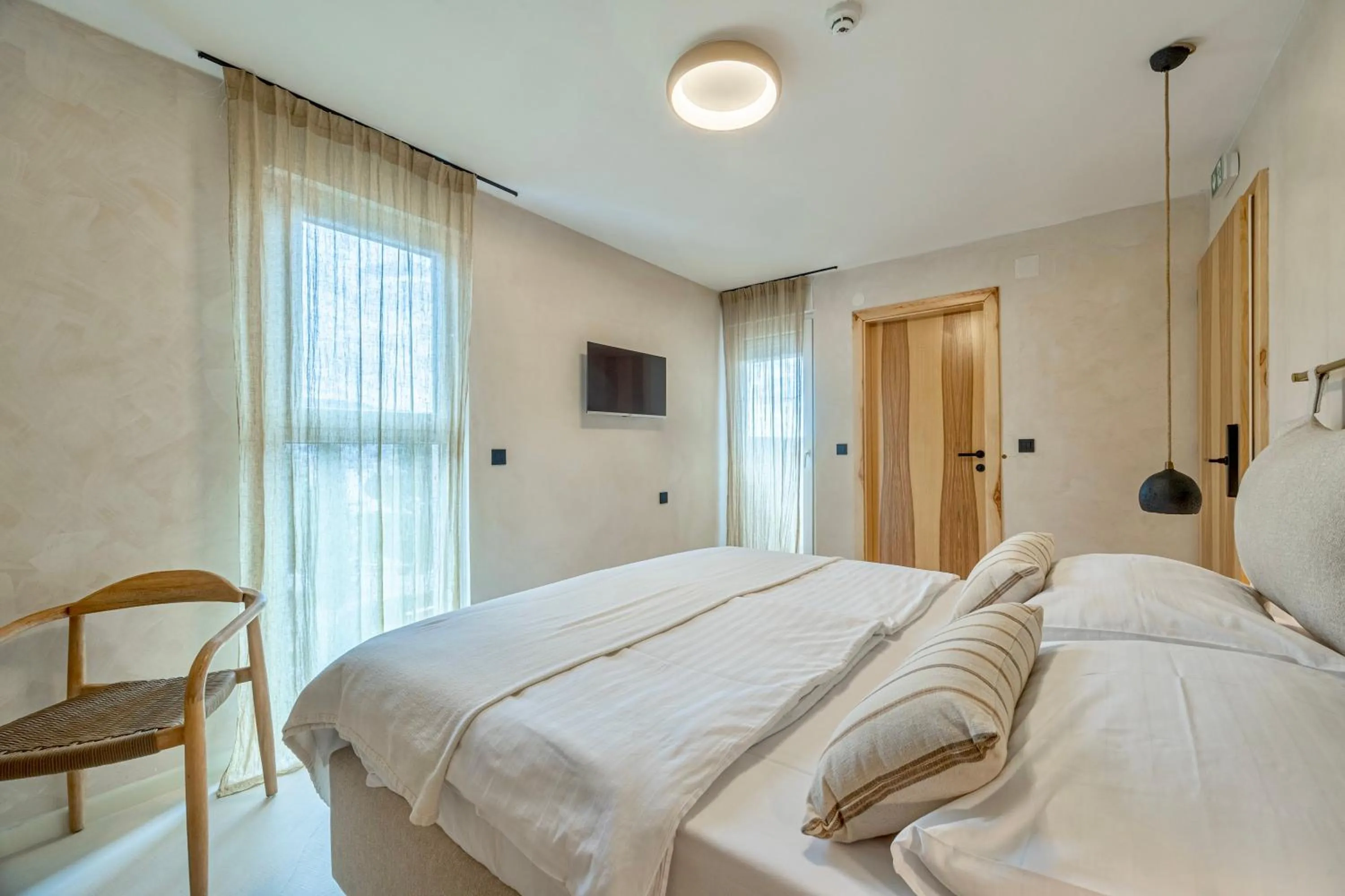 Bed in lo͝or luxury rooms