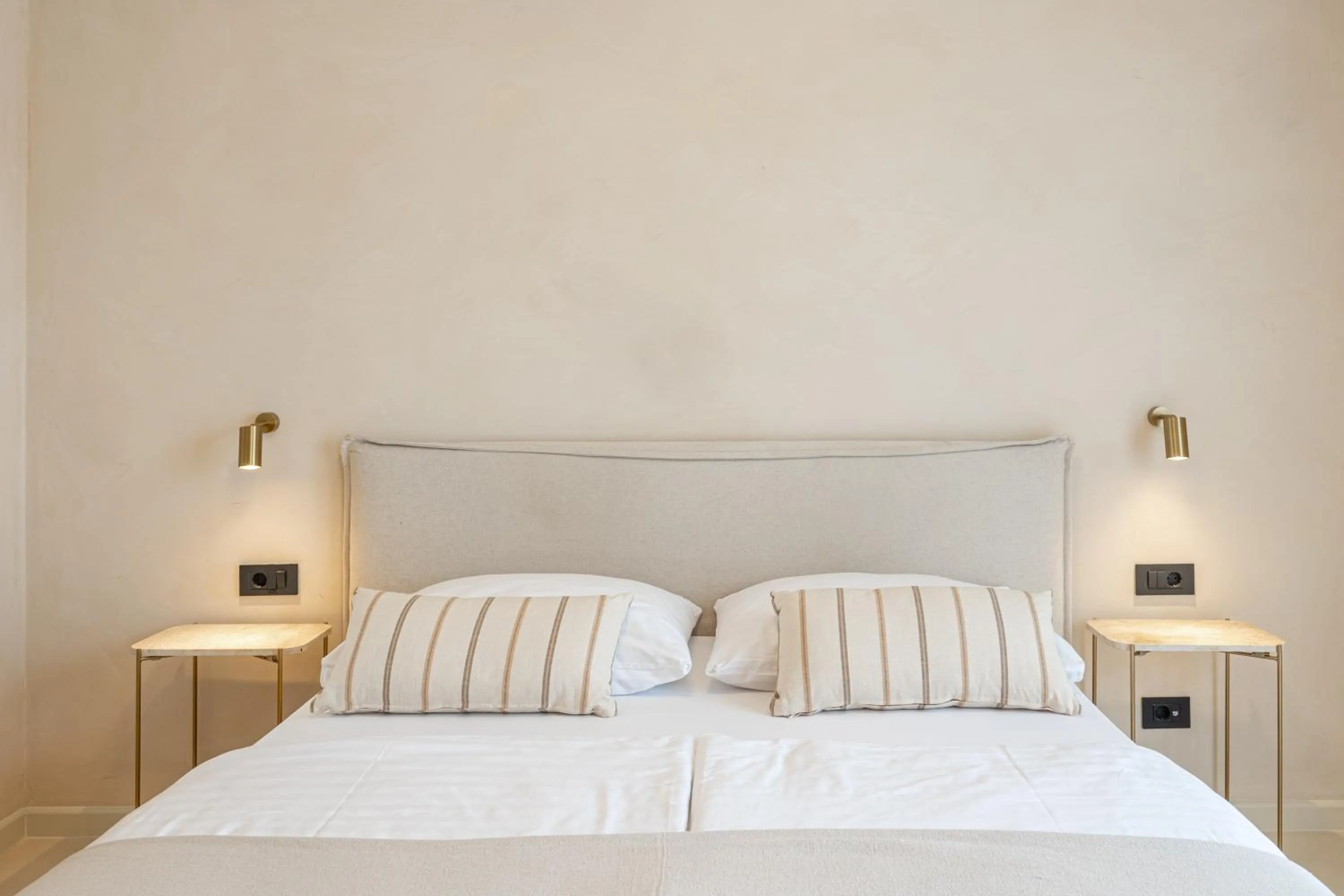 Bed in lo͝or luxury rooms