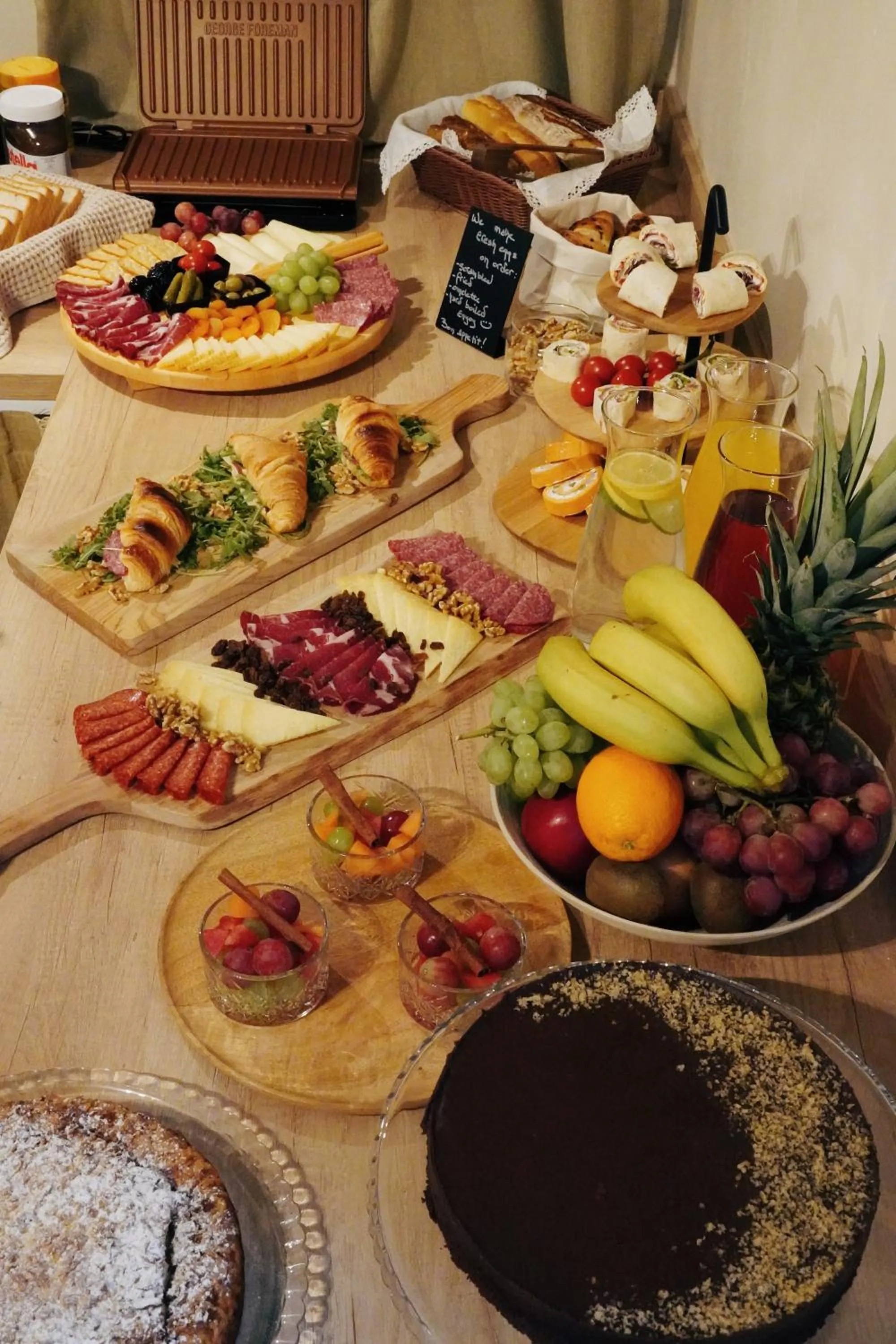 Food and drinks in lo͝or luxury rooms