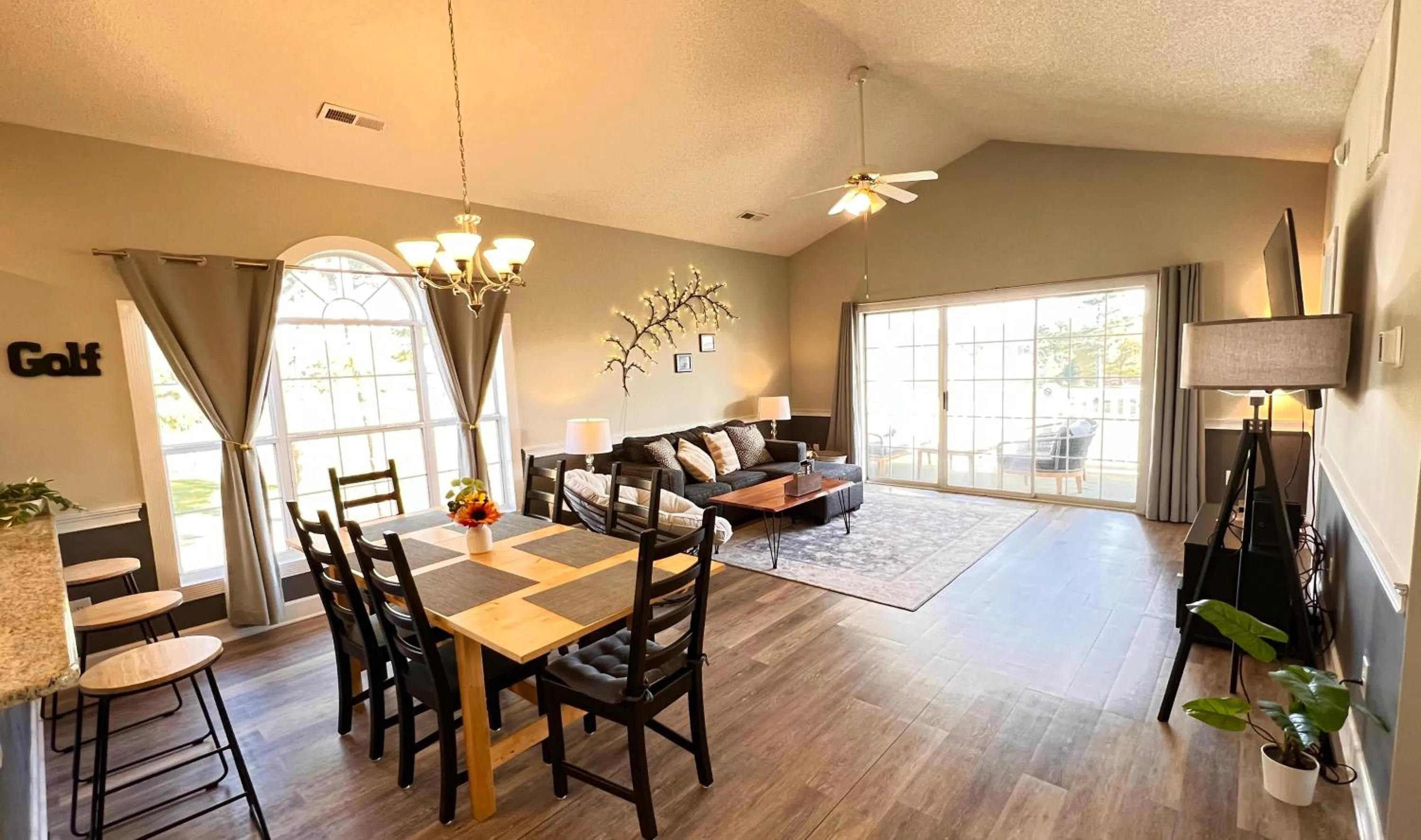 Living room in GolfView Villa/Center of MB/BEST View/End Unit