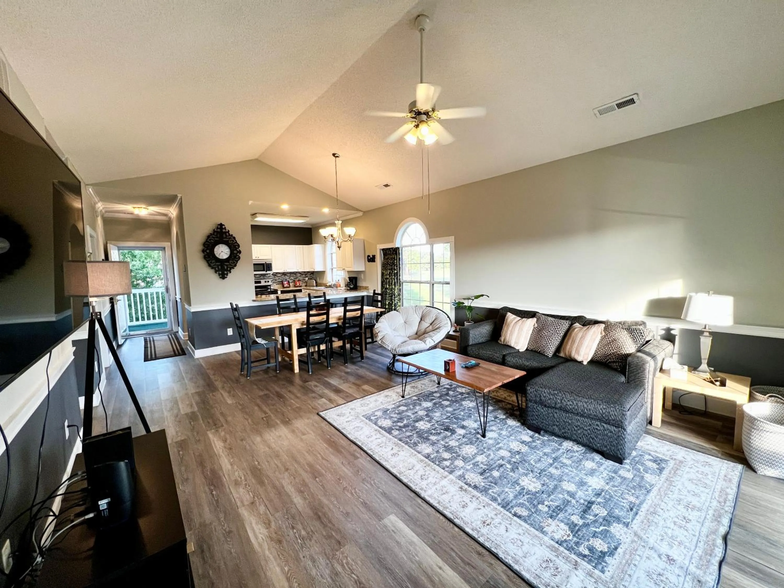 Communal lounge/ TV room in GolfView Villa/Center of MB/BEST View/End Unit