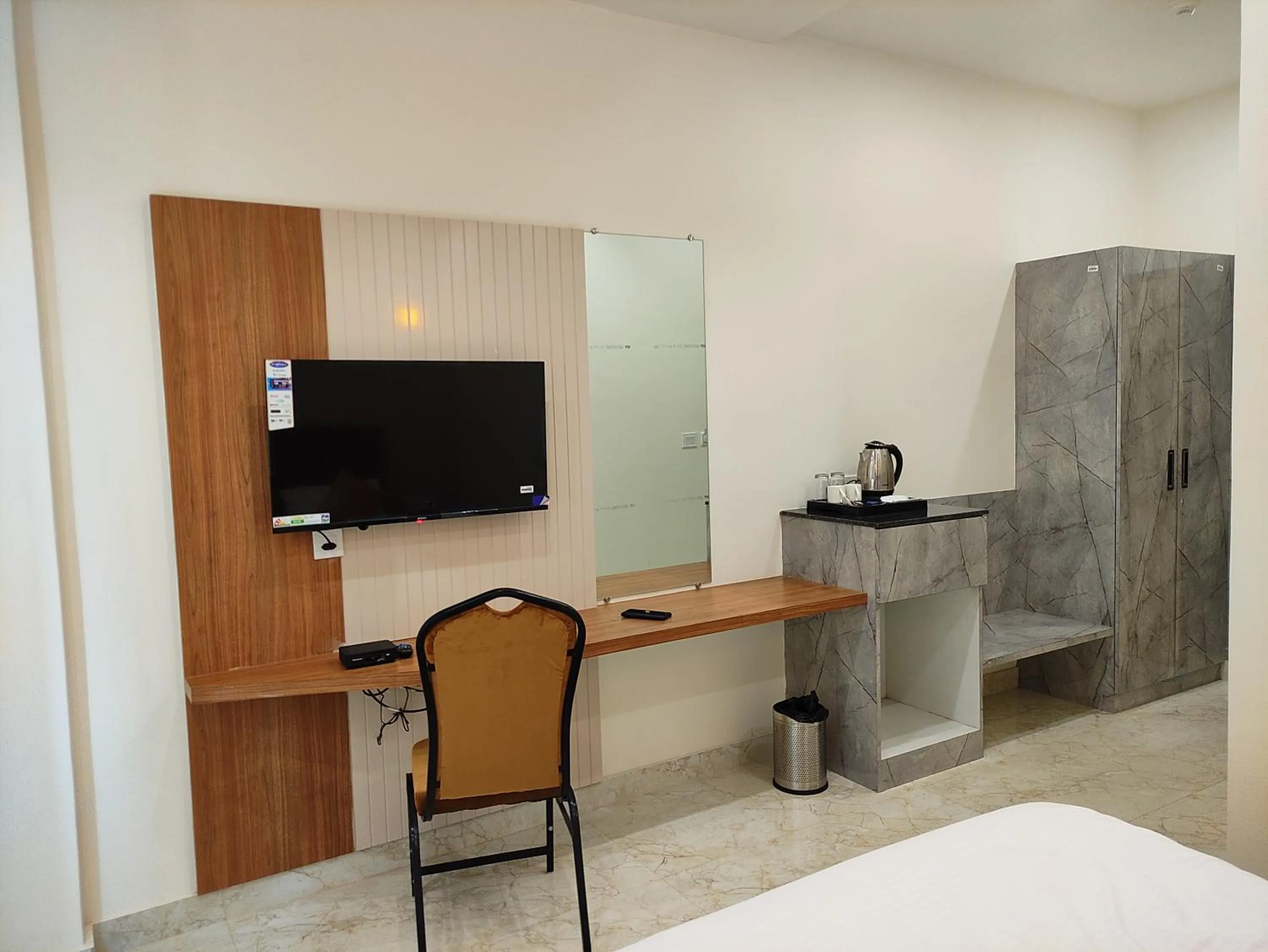 TV and multimedia, Bed in Hotel Satsang Grand