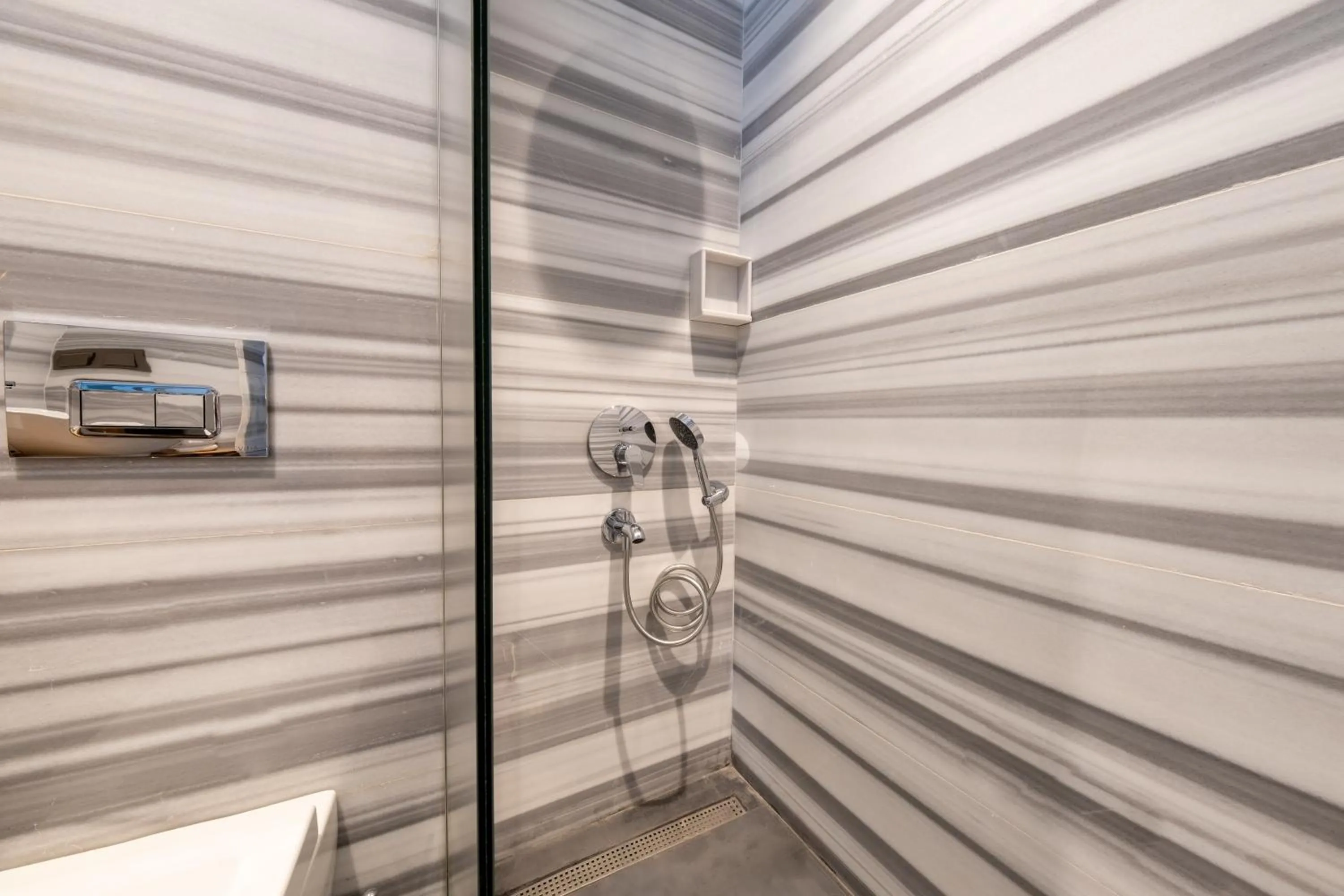 Shower in Hotel Balo