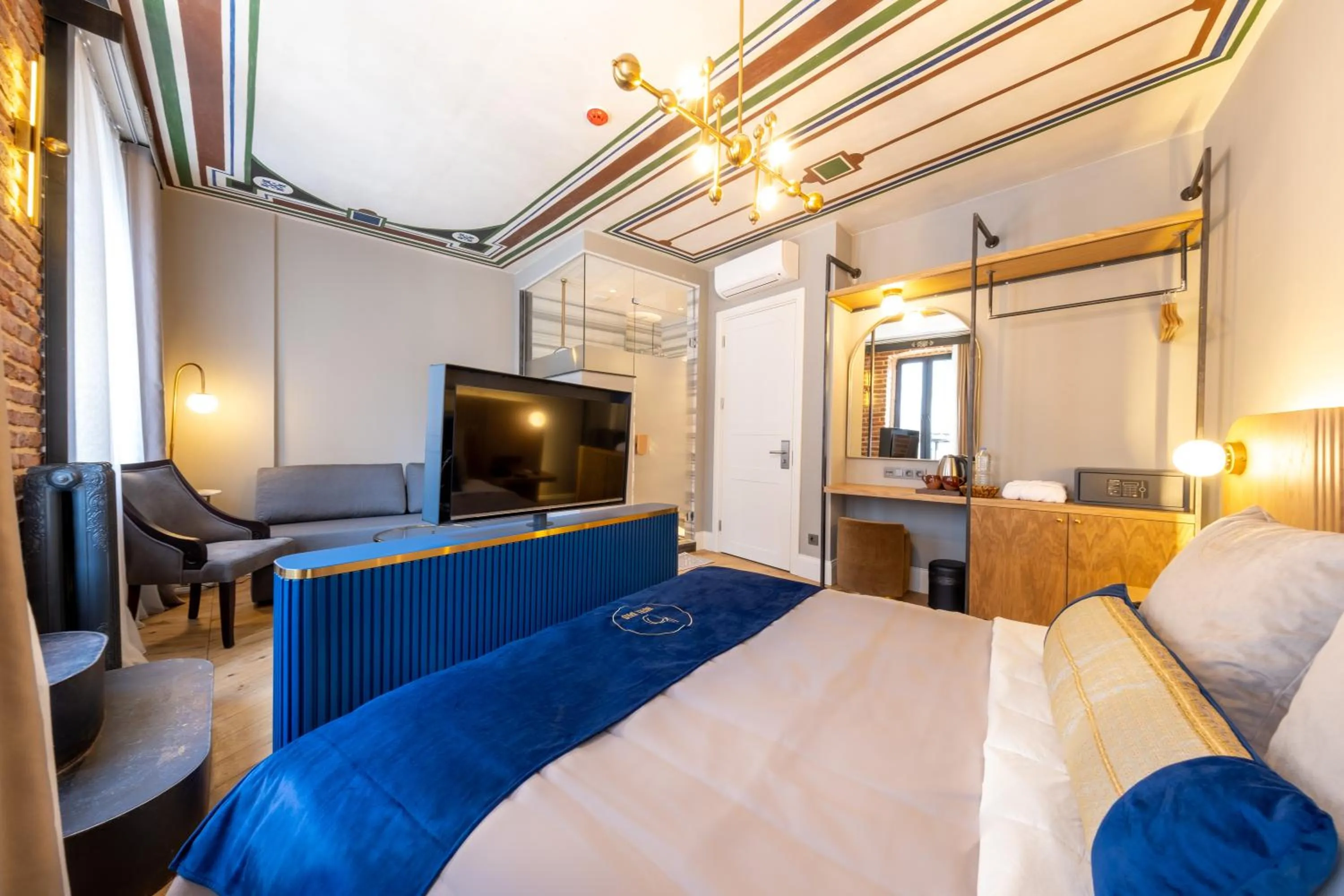 Communal lounge/ TV room, Bed in Hotel Balo