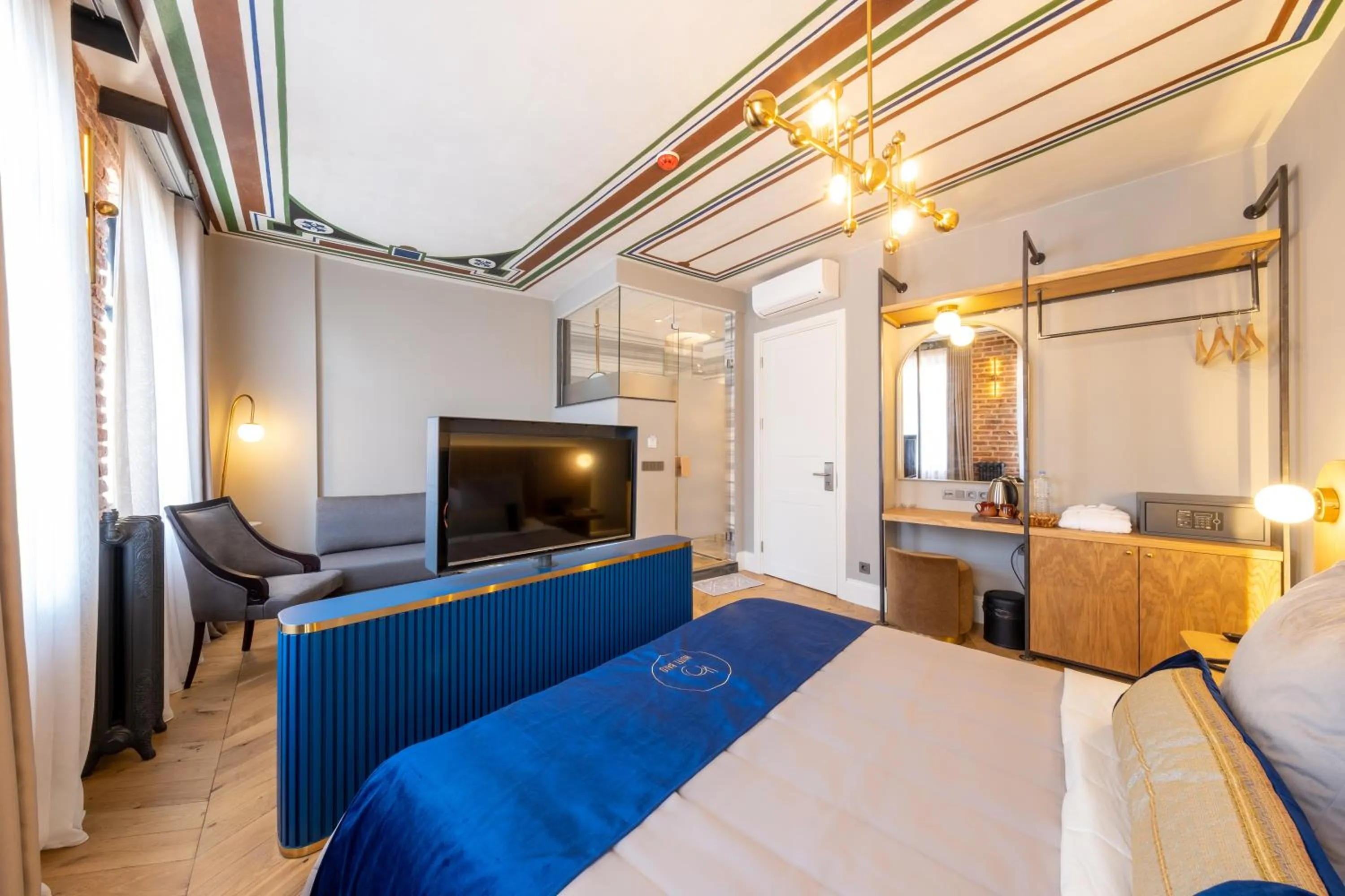 Communal lounge/ TV room, Bed in Hotel Balo