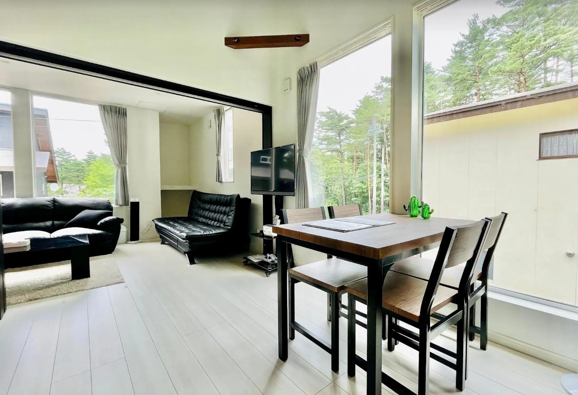 Restaurant/places to eat in Neverland Chalet