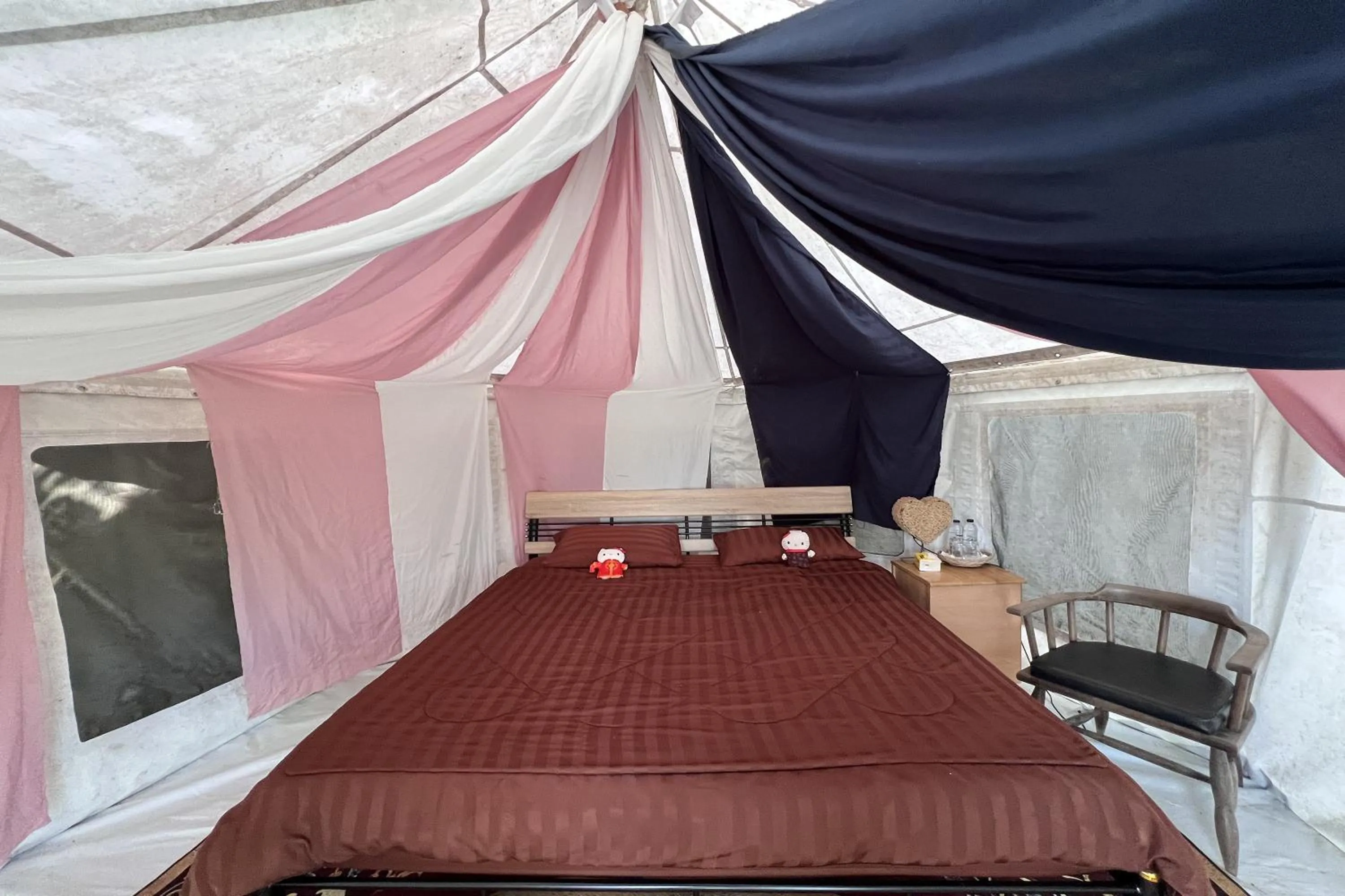 Photo of the whole room, Bed in Kuan Khan Lao The Nine Bistro ควนคานหลาว เดอะไนท์ บิสโทร