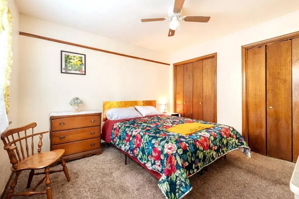 Golden Sunflower's Apt C Golden Sunflower's Apt C