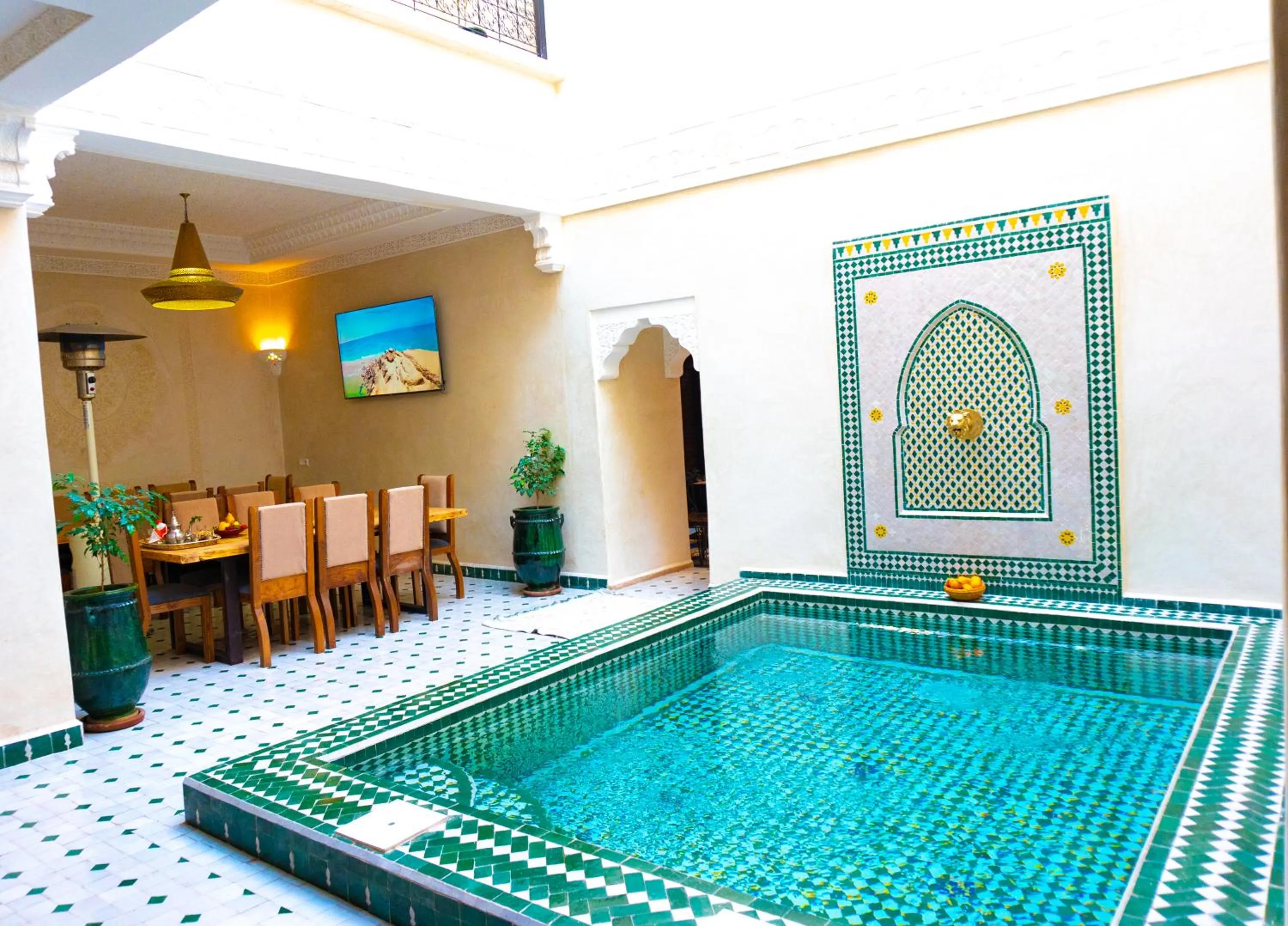 Restaurant/places to eat in Riad Louaya