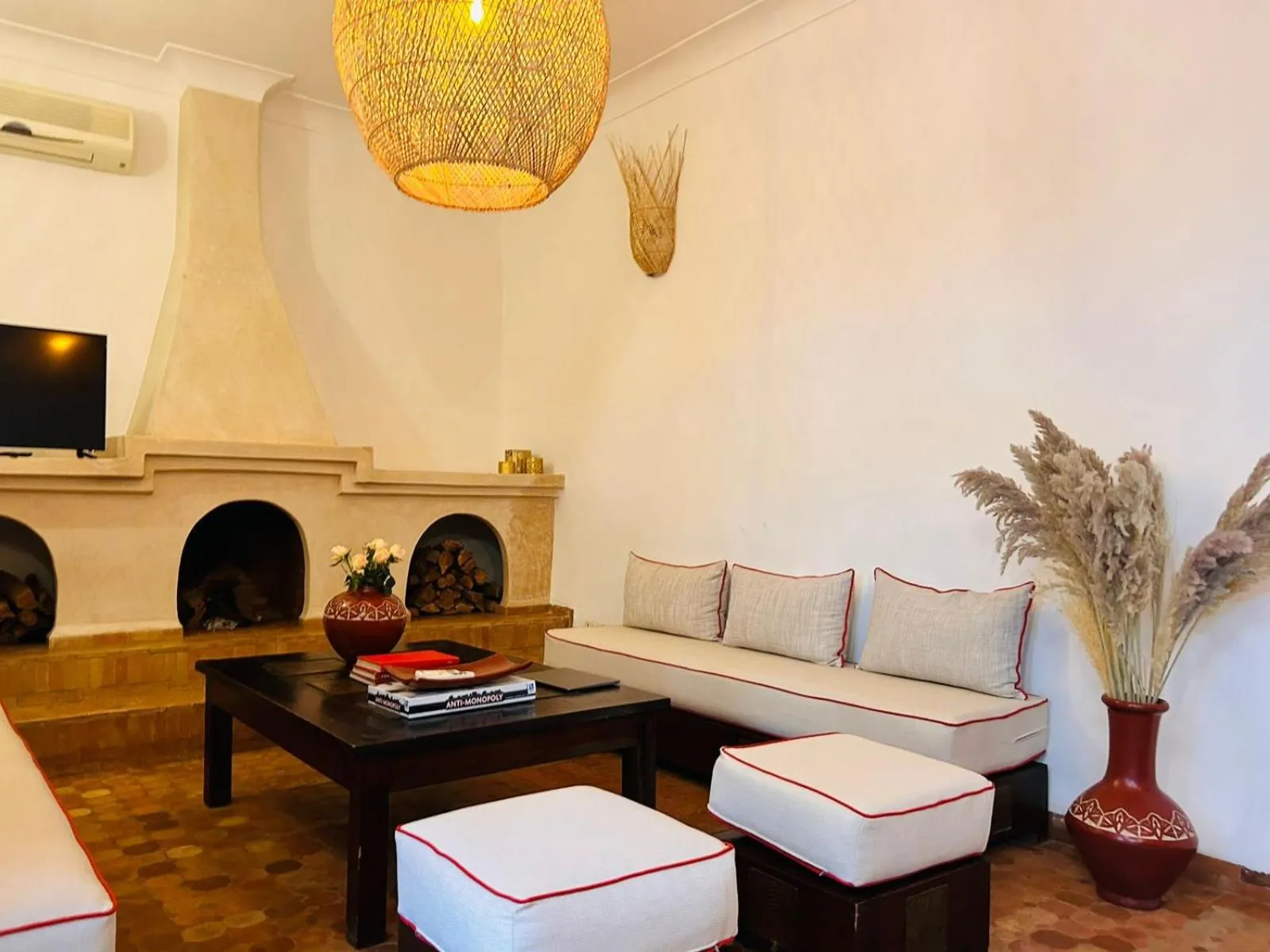 Communal lounge/ TV room in Riad Bamaga