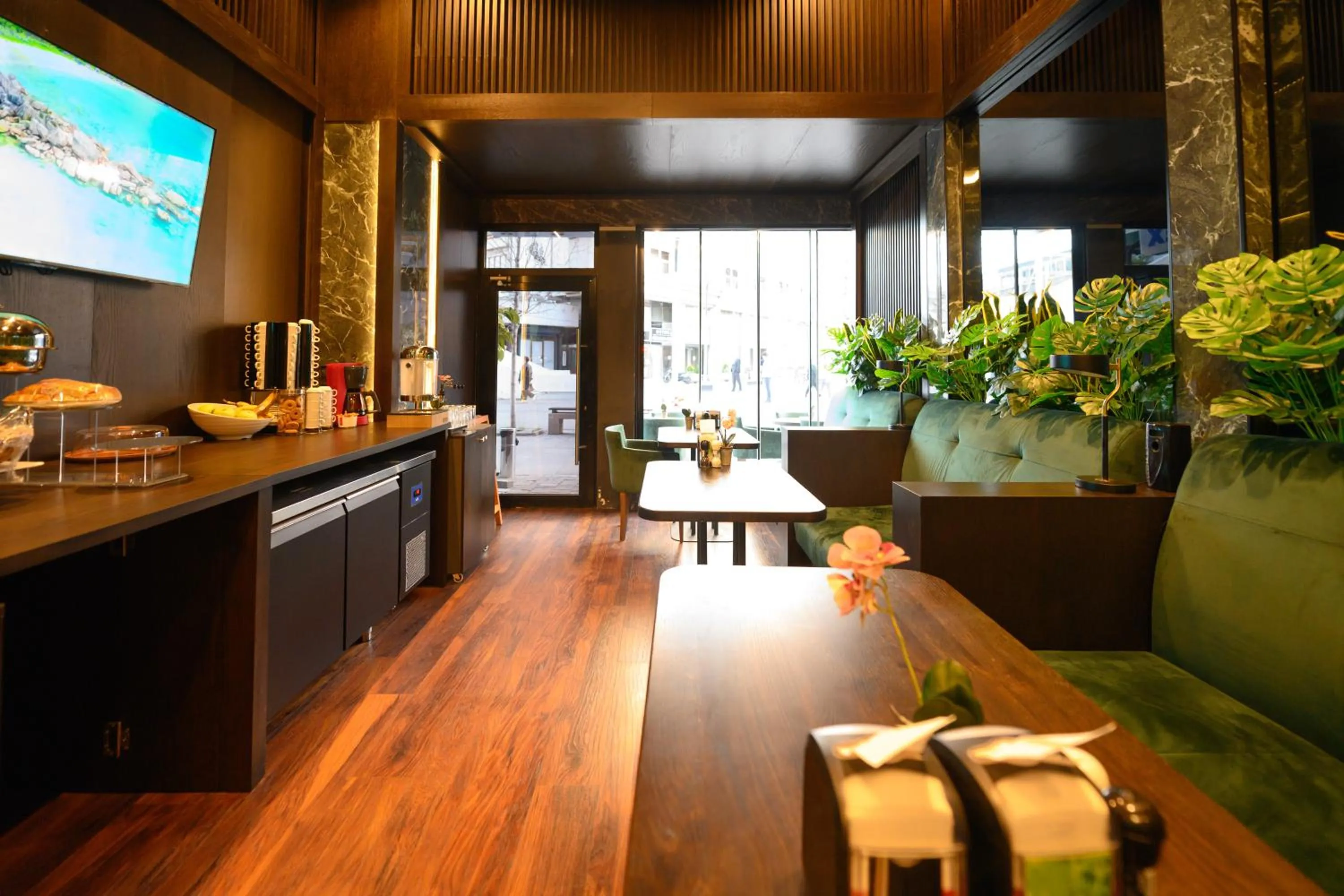 Restaurant/places to eat in Hotel Macedonia Square