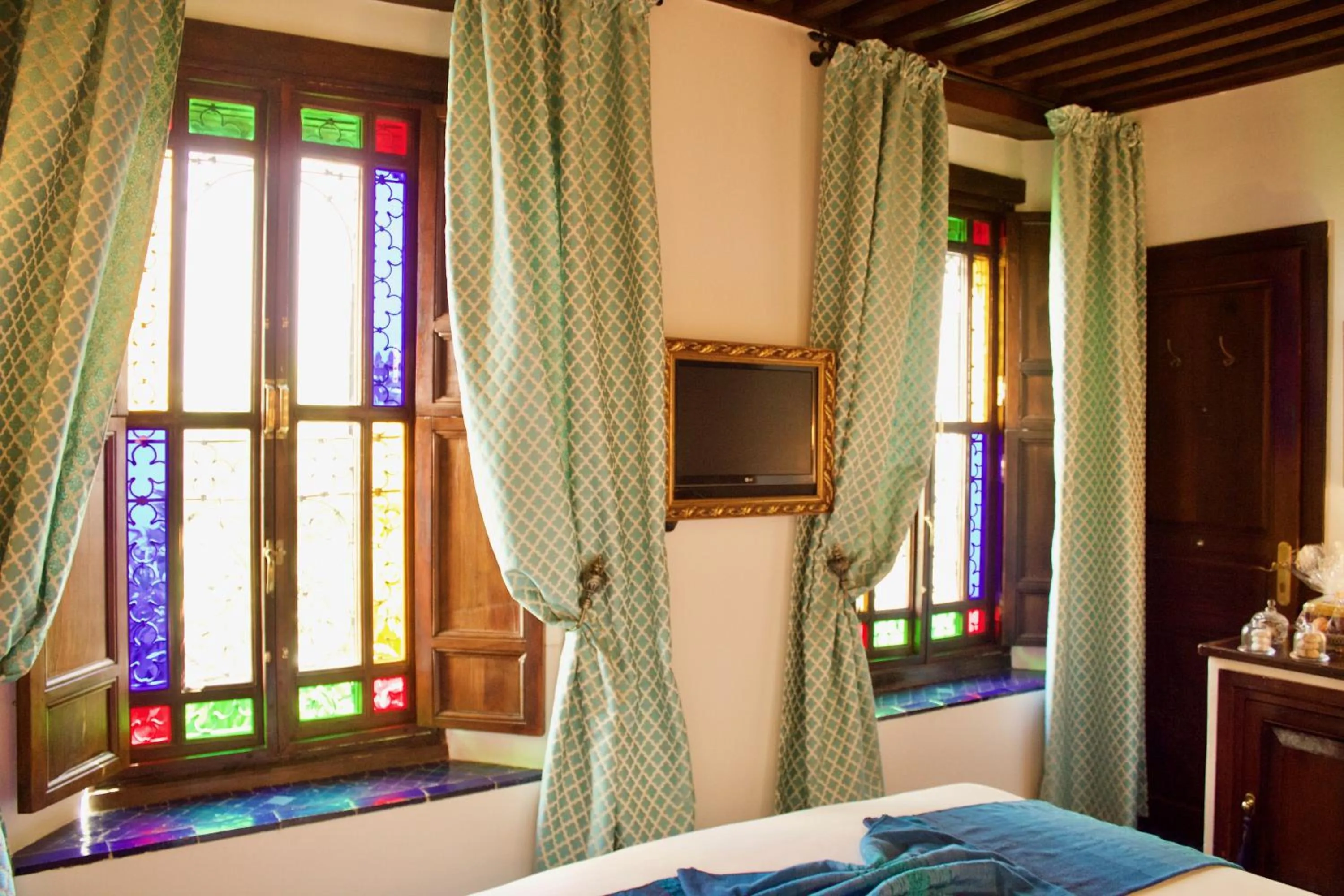 Photo of the whole room, Bed in Riad Le Calife
