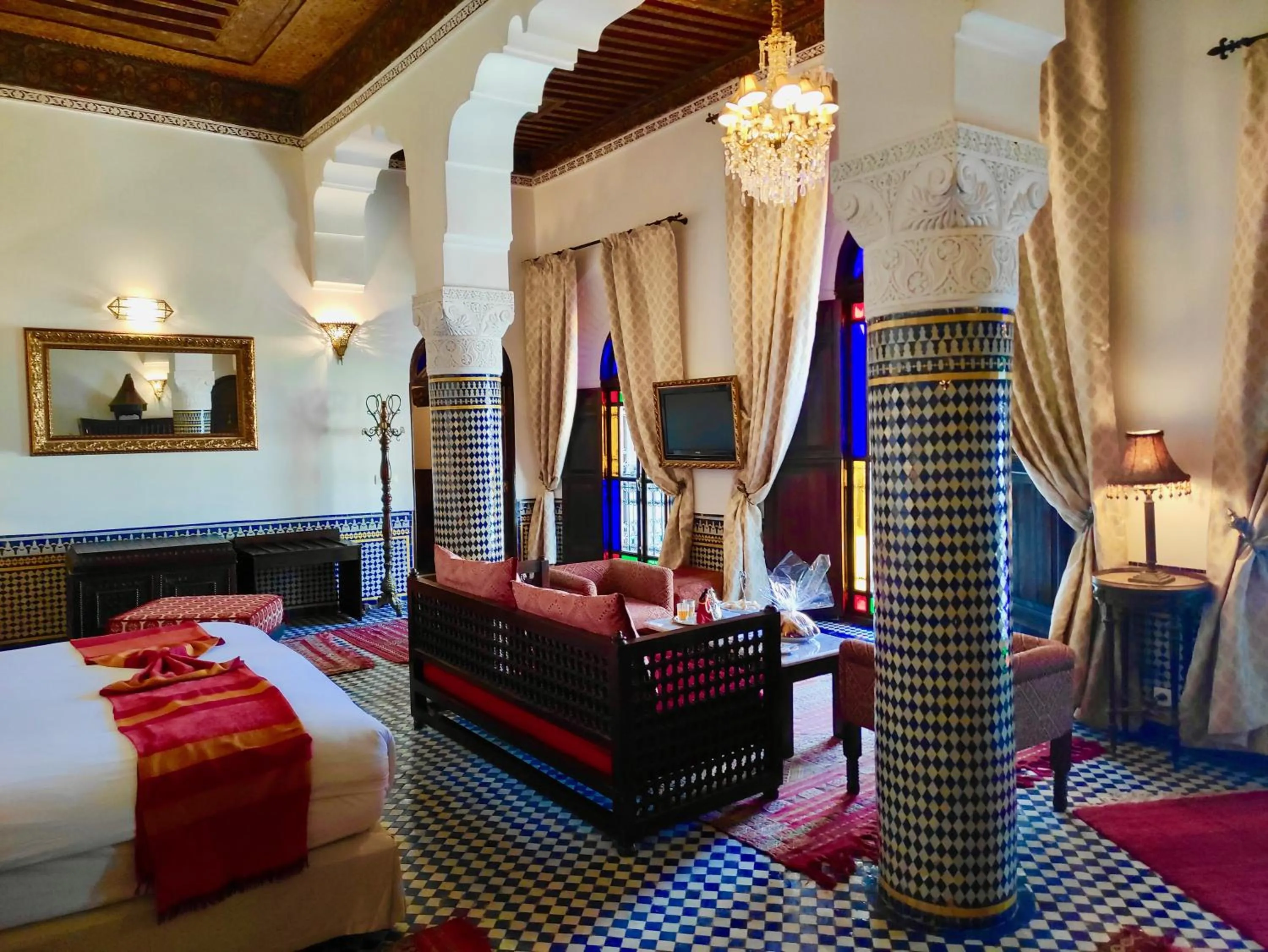 Seating area, Bed in Riad Le Calife