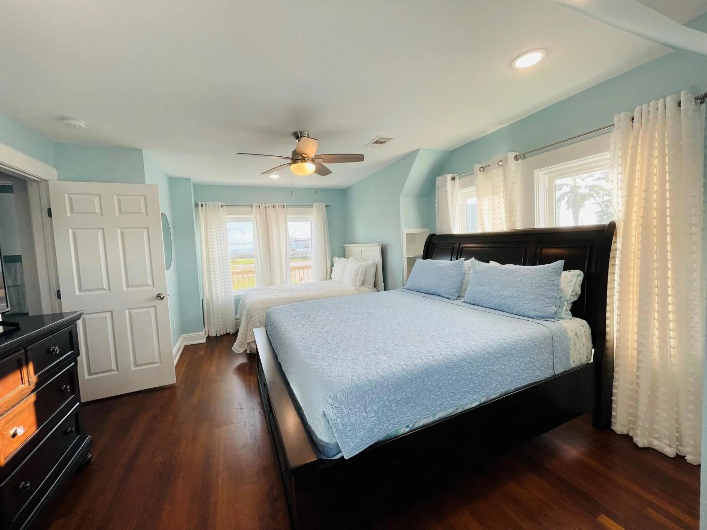 Bedroom in Ocean view, newly renovated home, central location, plenty of parkings