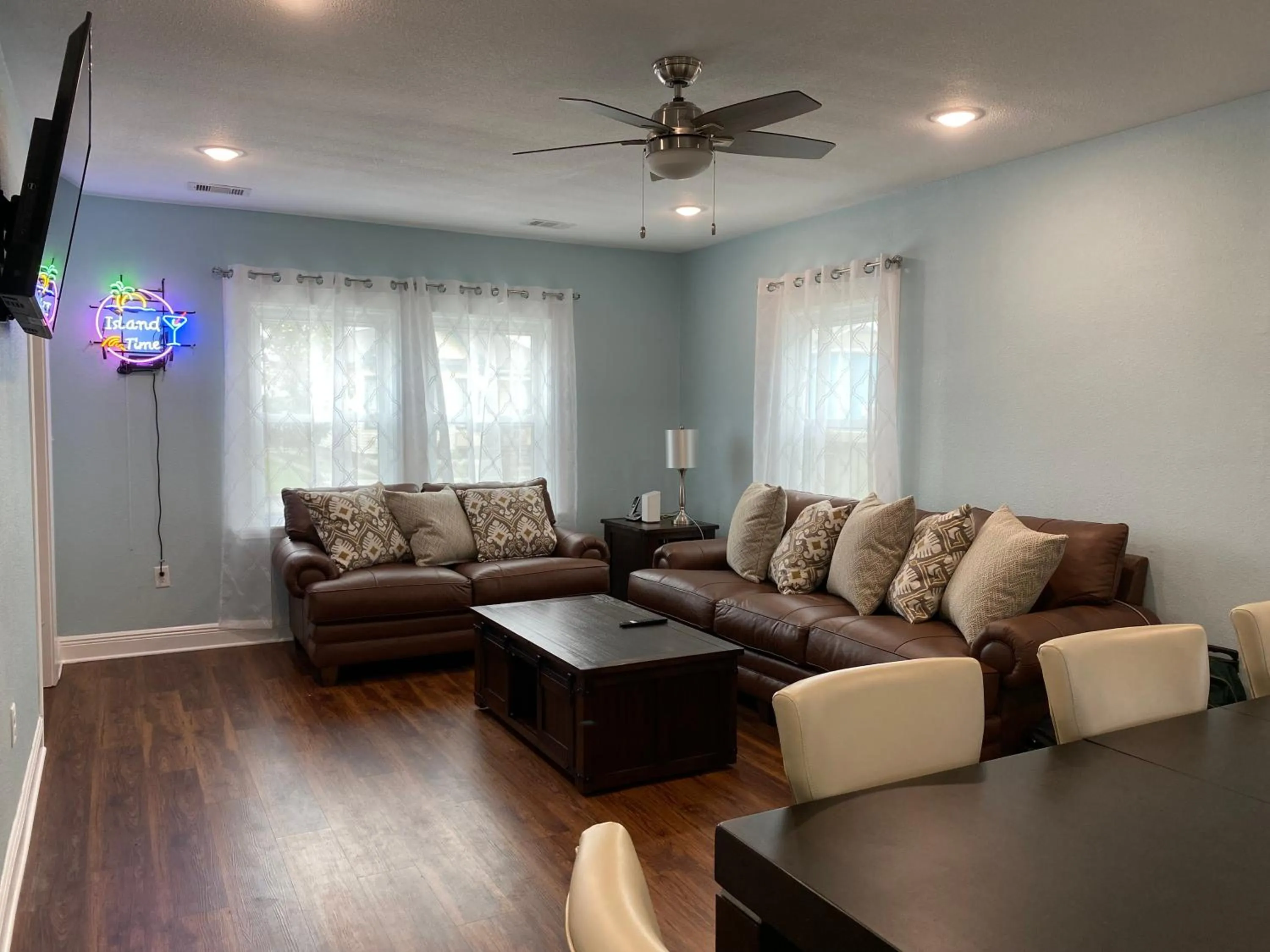 TV and multimedia in Ocean view, newly renovated home, central location, plenty of parkings