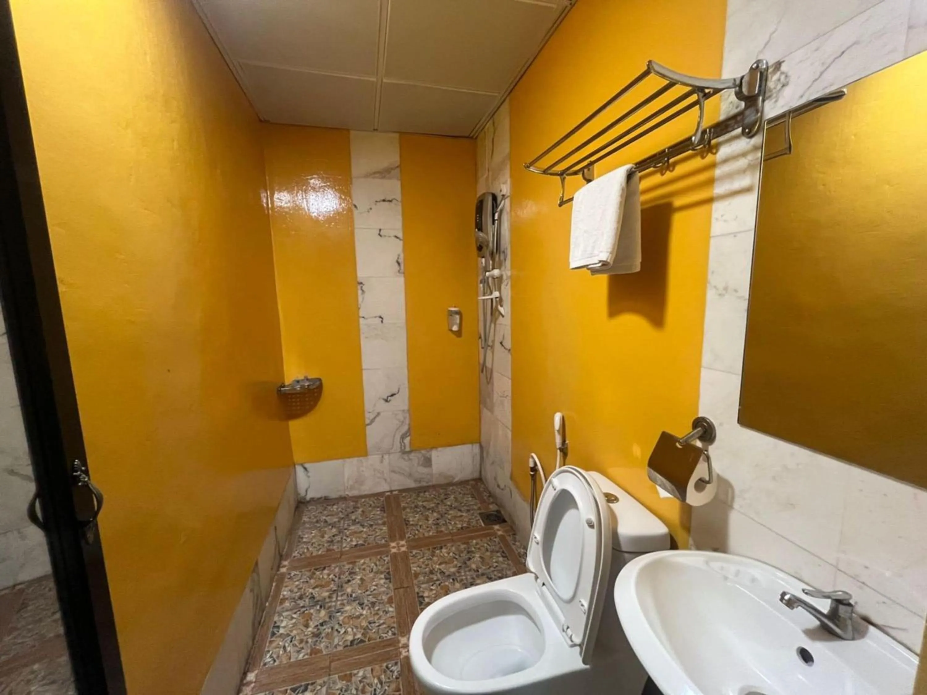 Bathroom in Capital O 89333 Musse Hotel