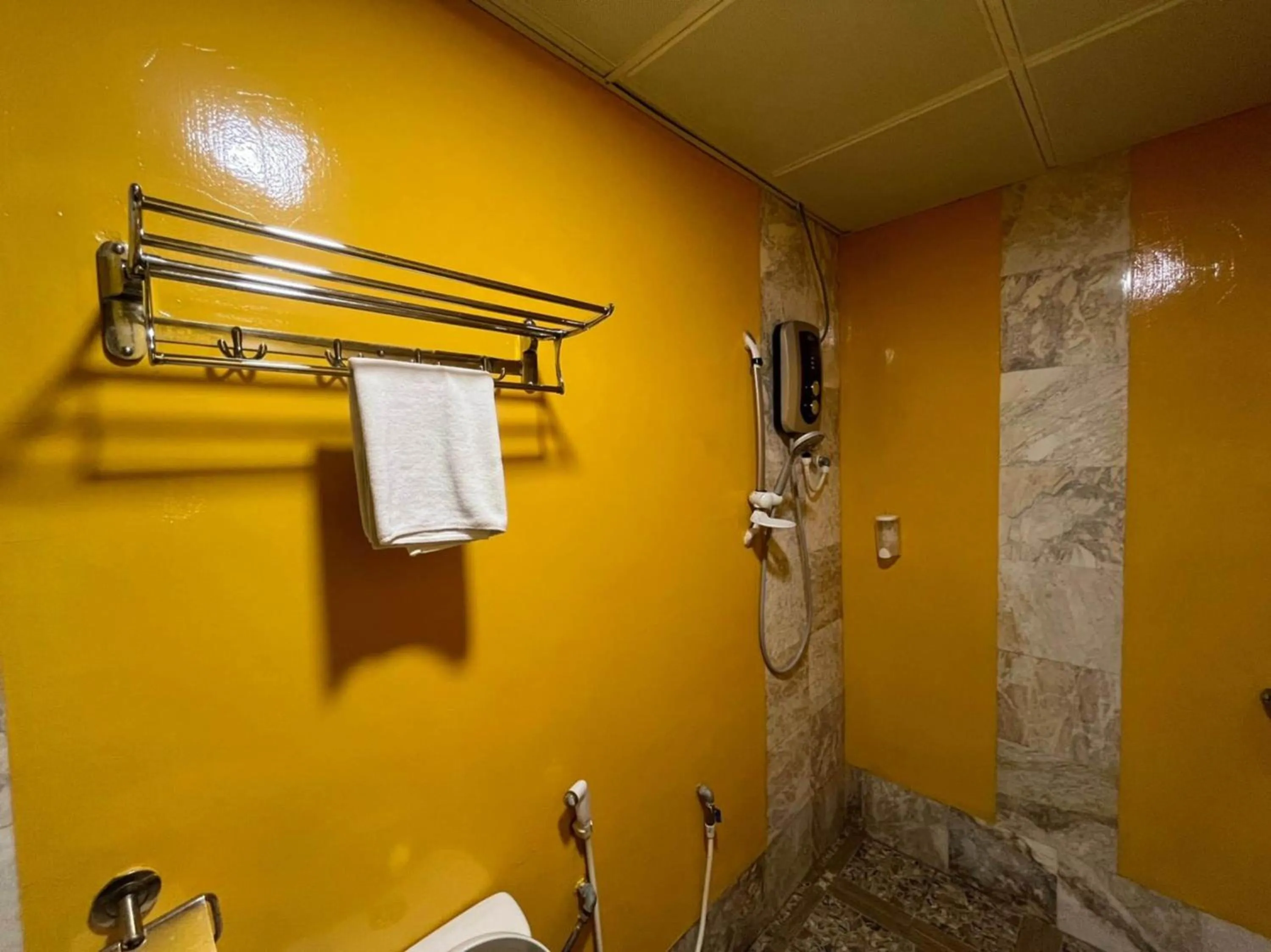 Bathroom in Capital O 89333 Musse Hotel