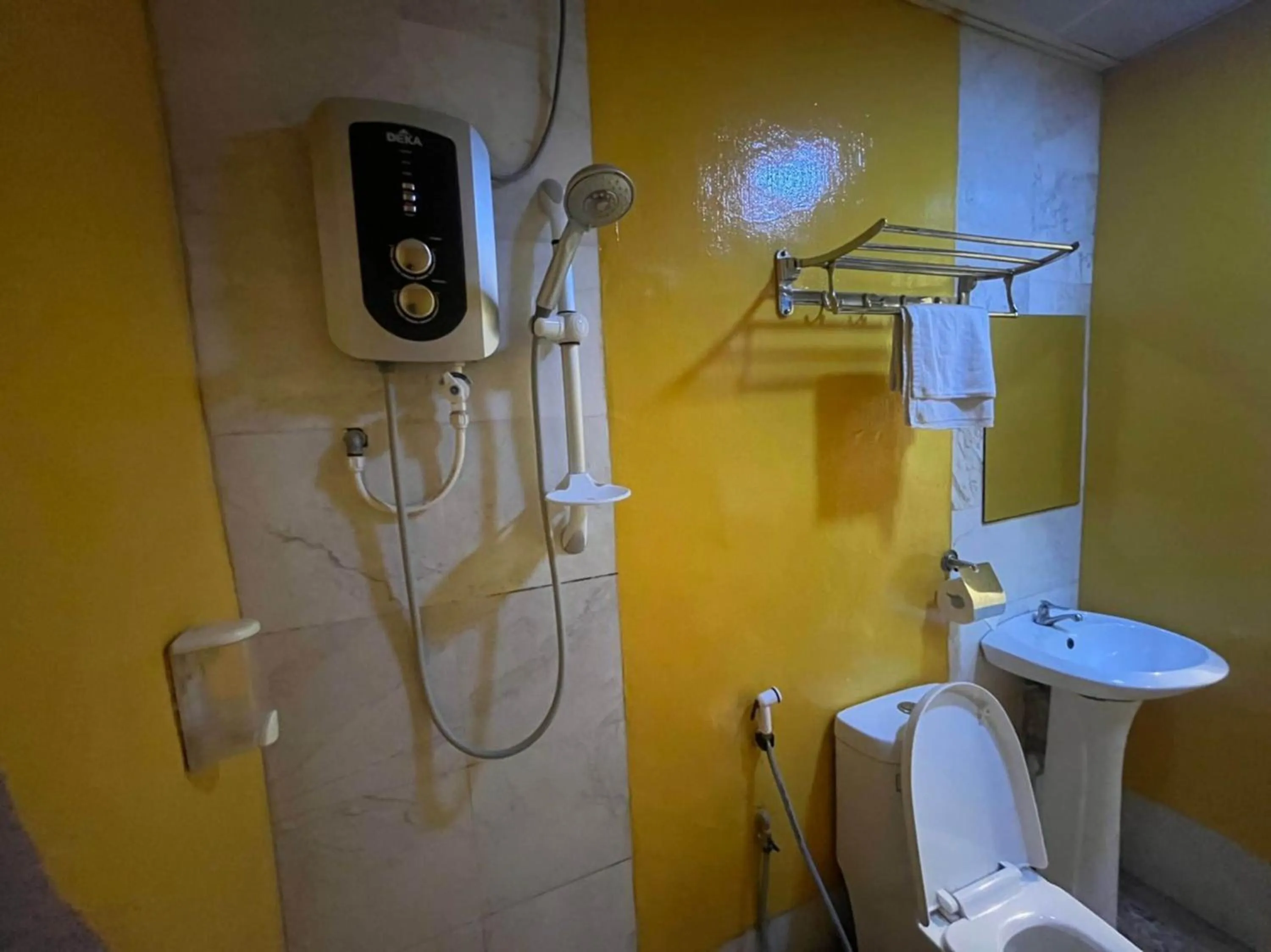 Bathroom in Capital O 89333 Musse Hotel