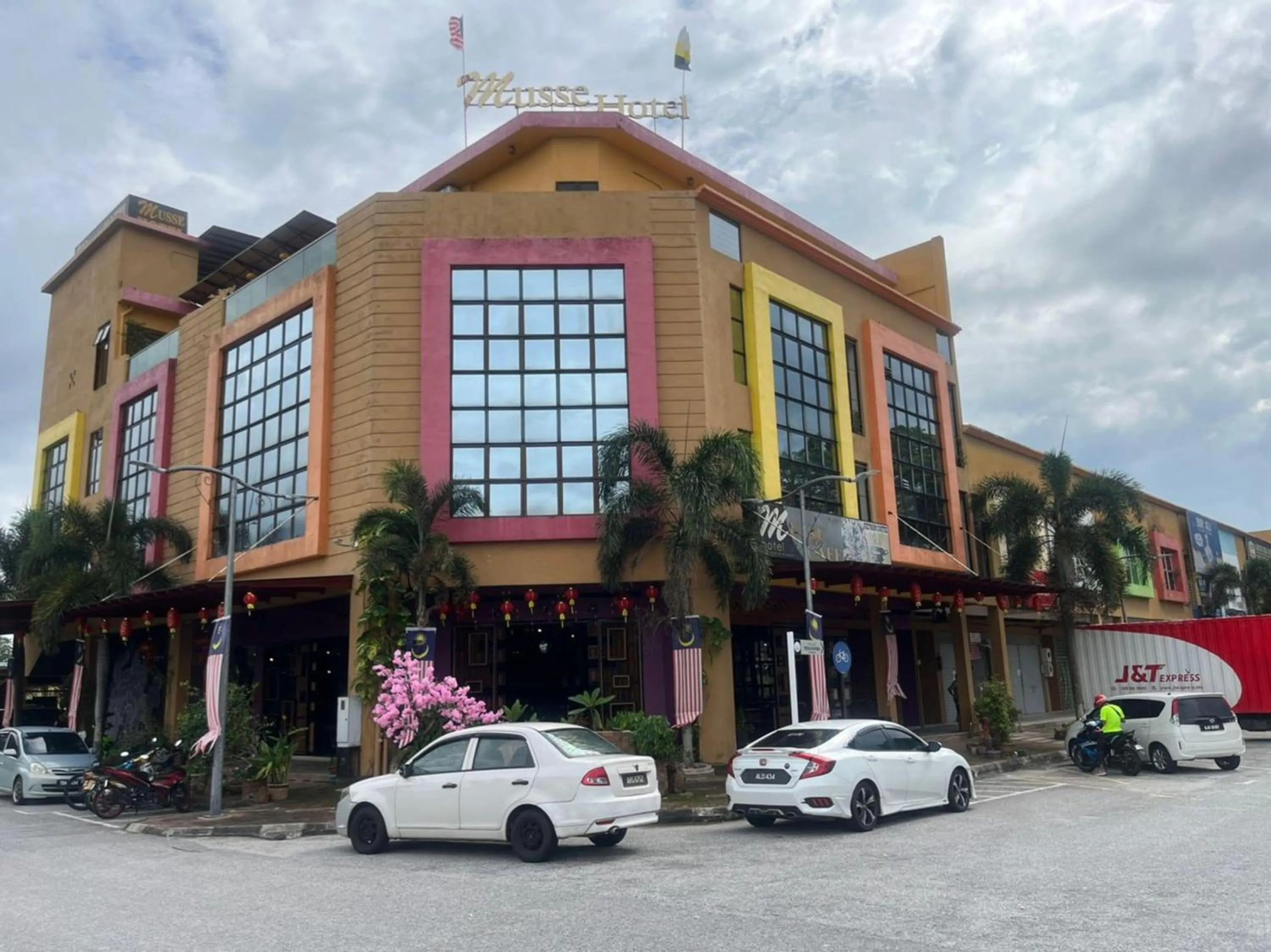 Facade/entrance in Capital O 89333 Musse Hotel