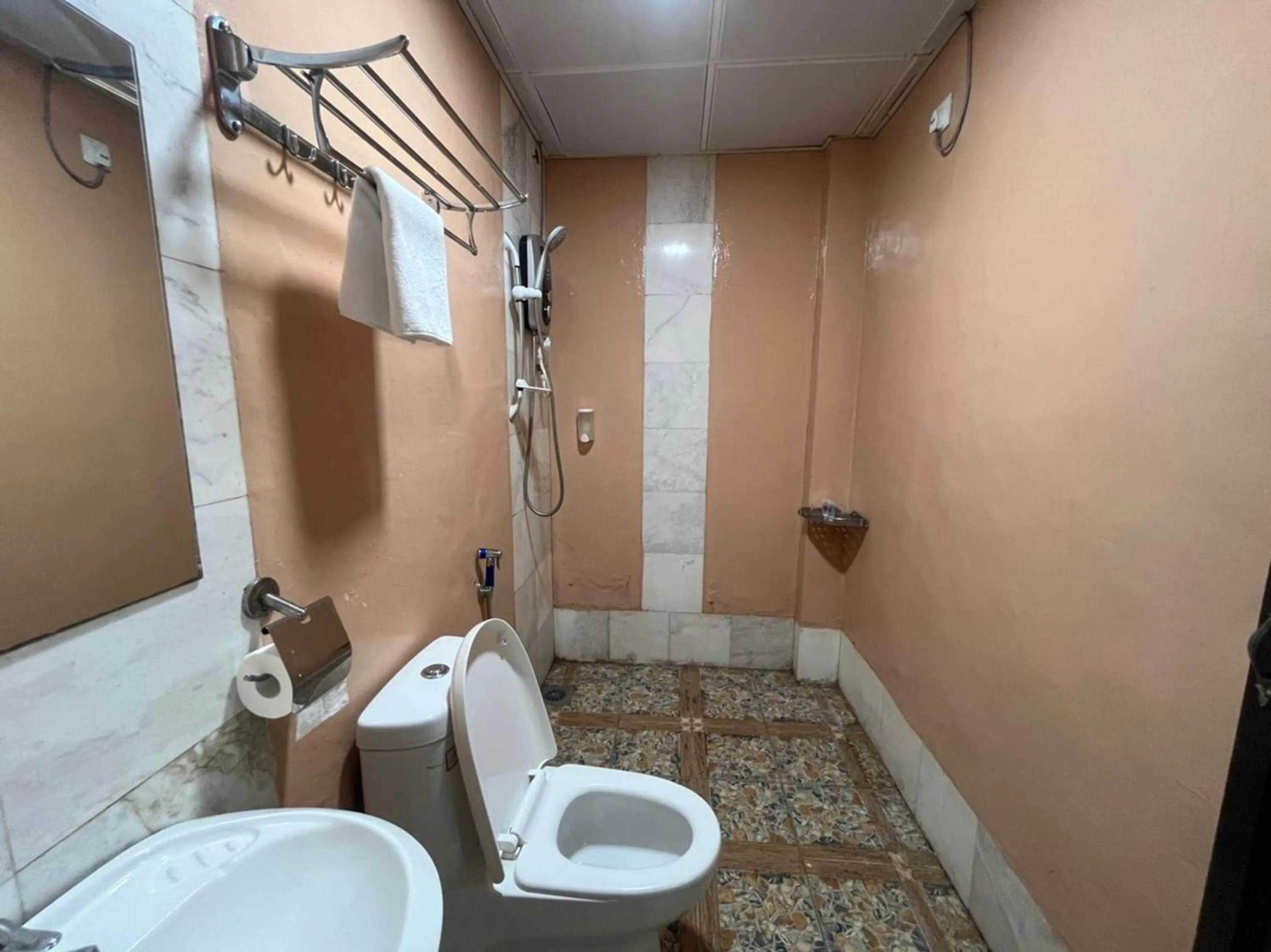 Bathroom in Capital O 89333 Musse Hotel