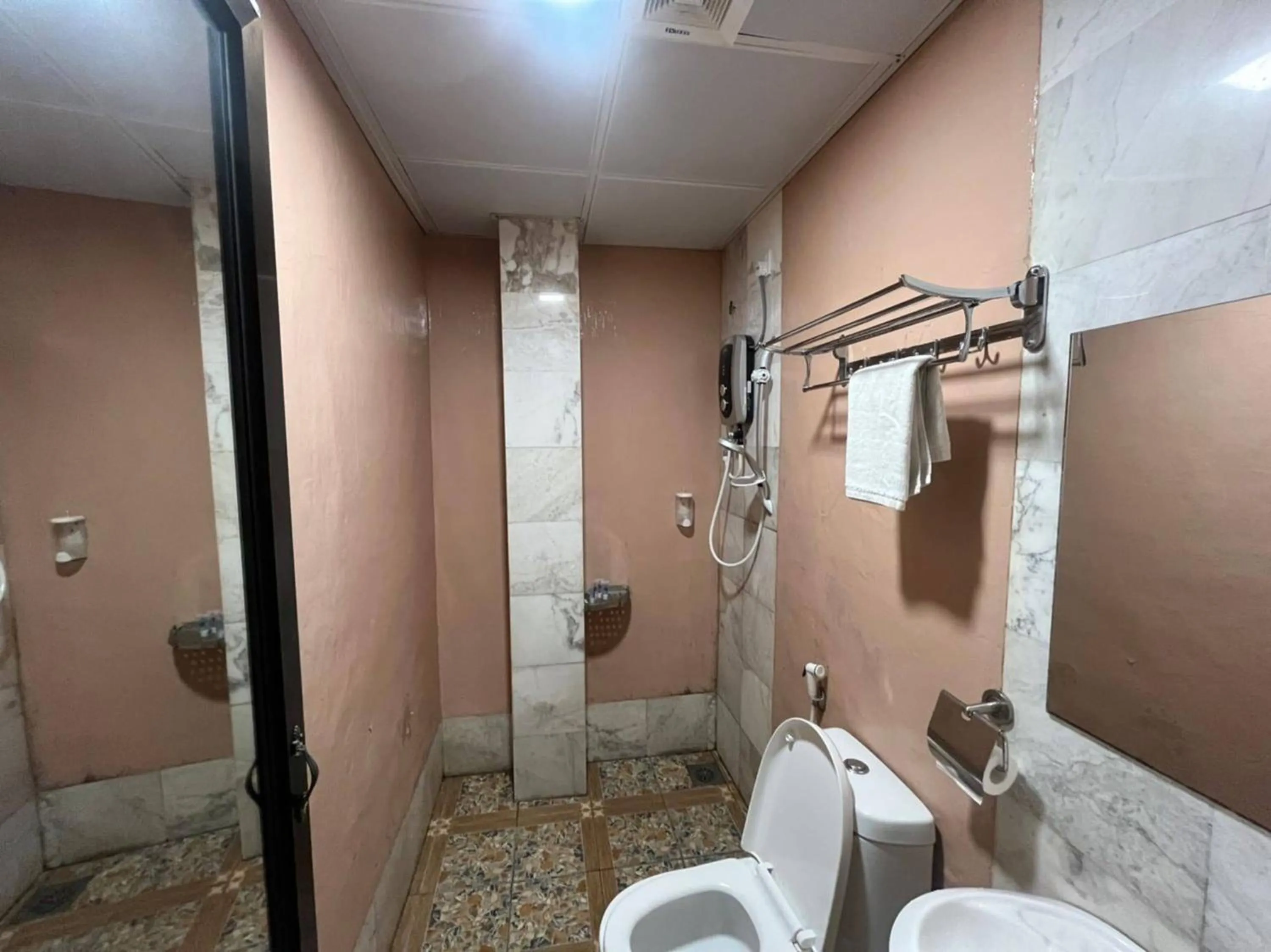 Bathroom in Capital O 89333 Musse Hotel