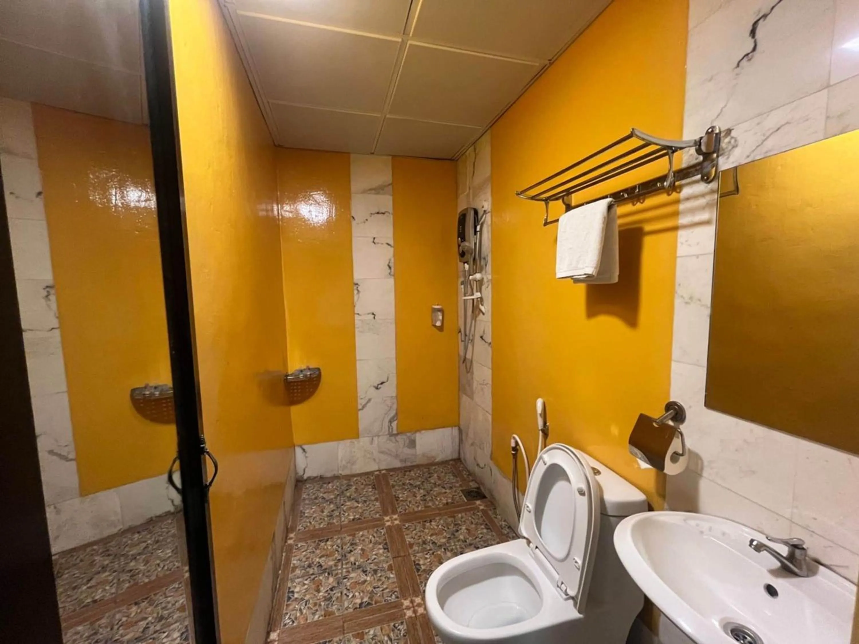 Bathroom in Capital O 89333 Musse Hotel