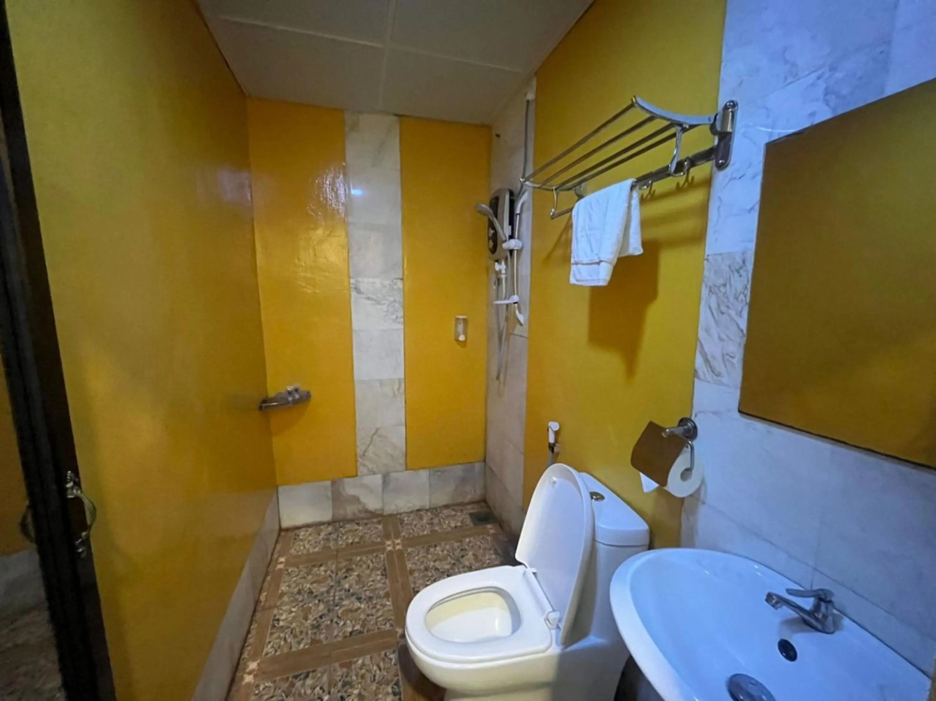 Bathroom in Capital O 89333 Musse Hotel