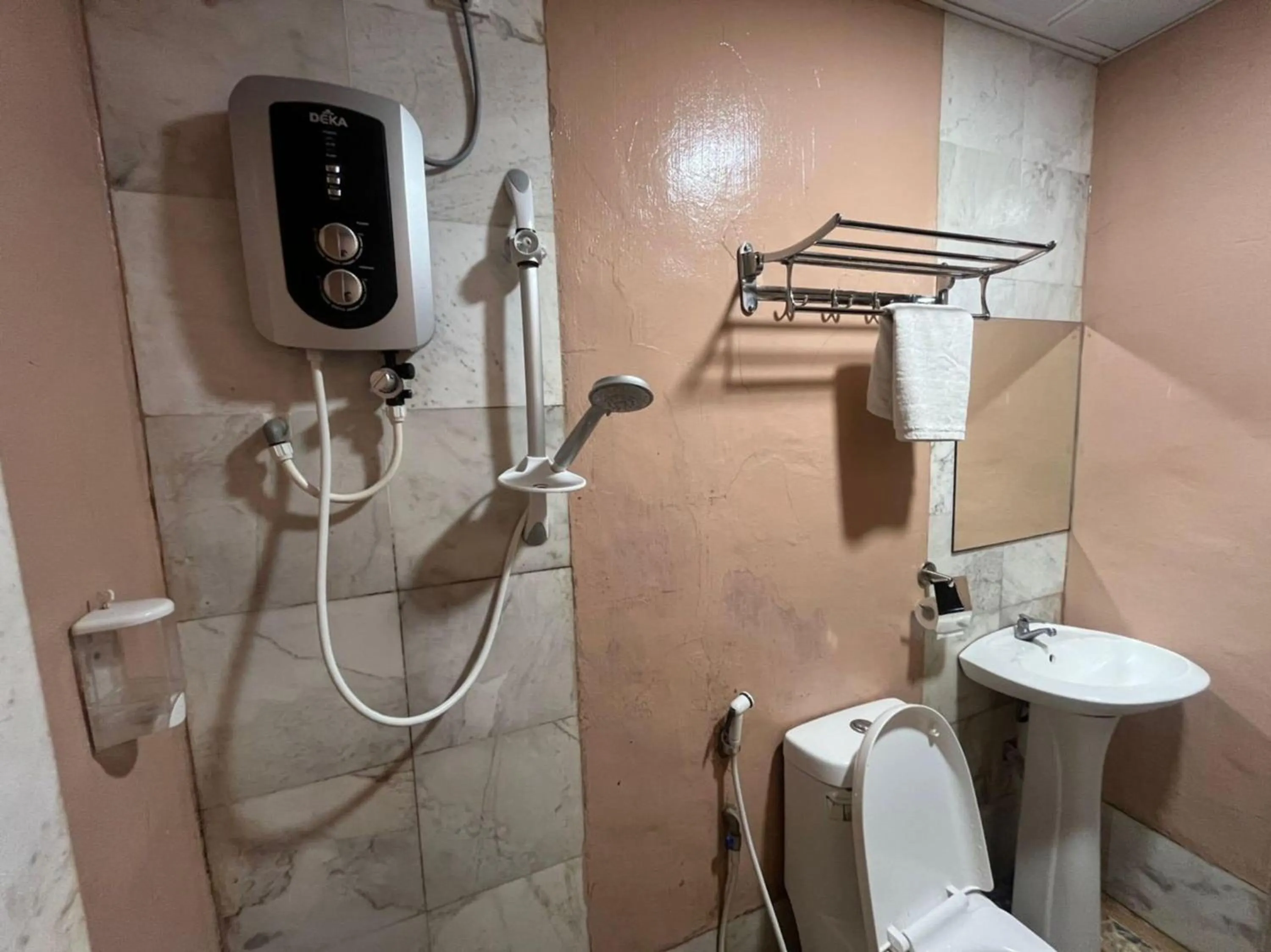 Bathroom in Capital O 89333 Musse Hotel