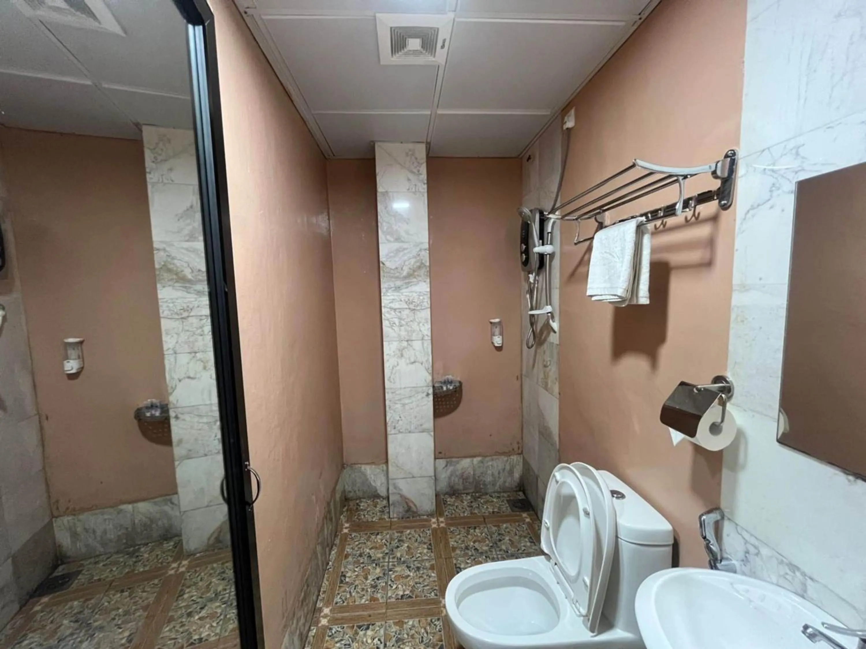 Bathroom in Capital O 89333 Musse Hotel