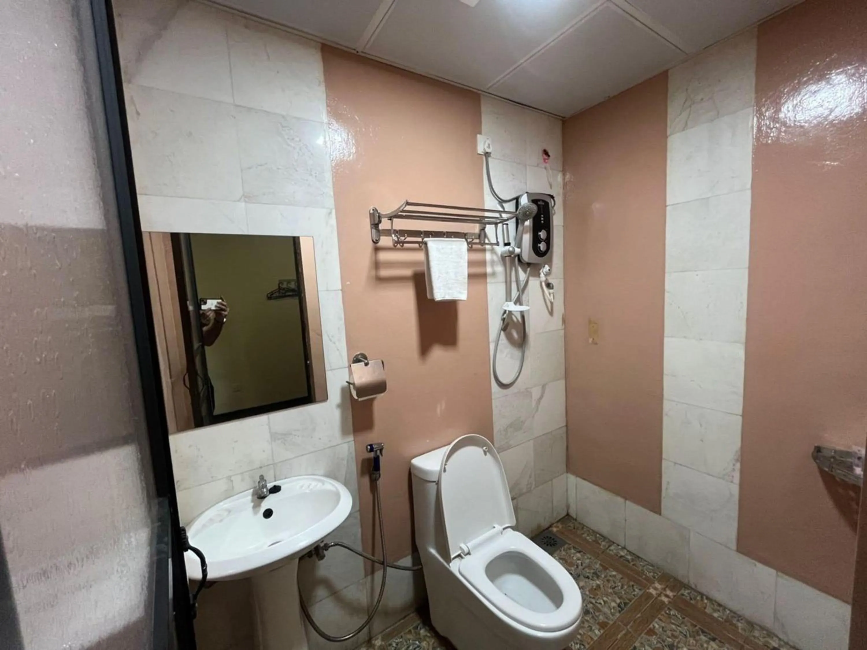 Bathroom in Capital O 89333 Musse Hotel