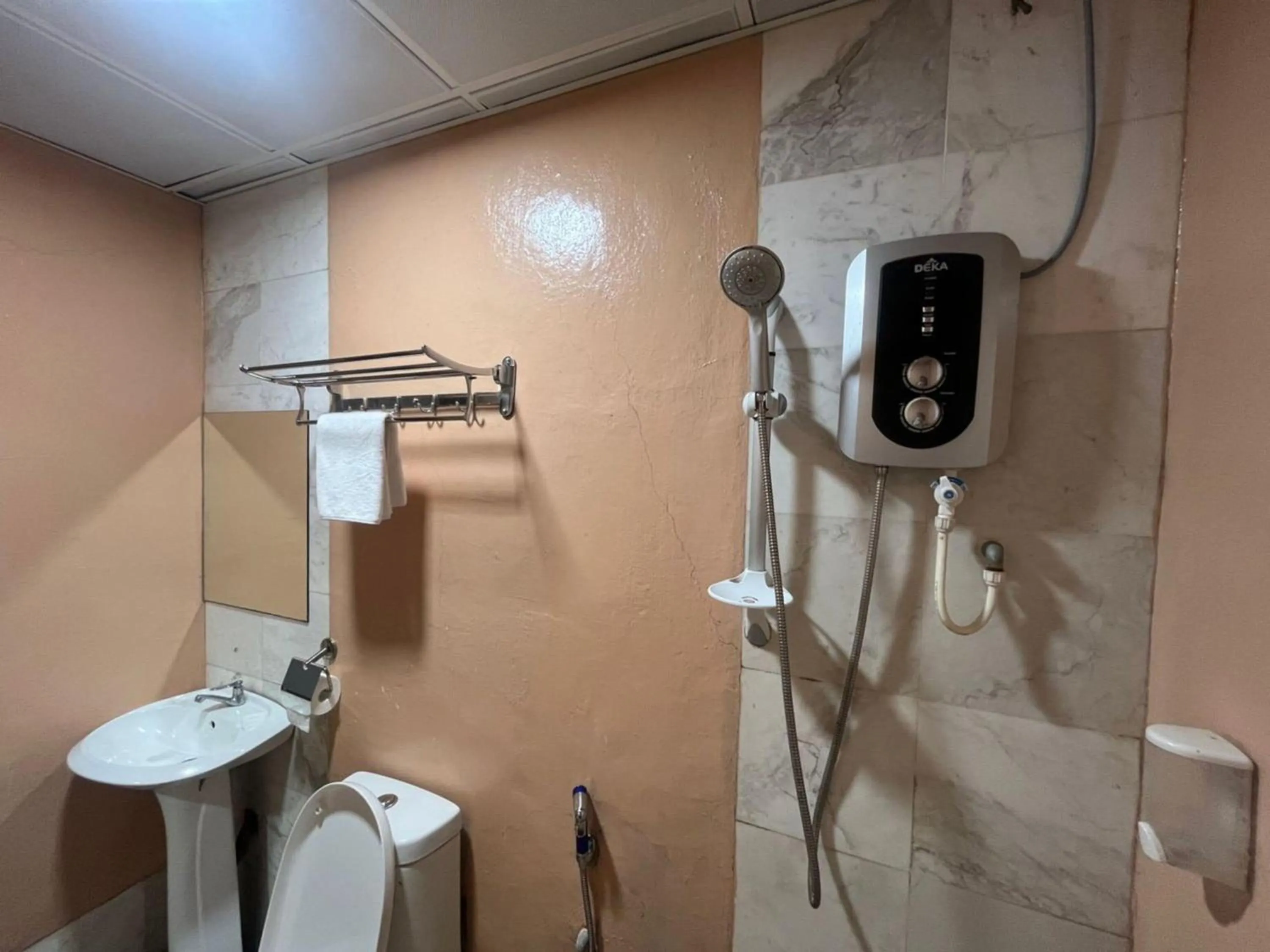 Bathroom in Capital O 89333 Musse Hotel