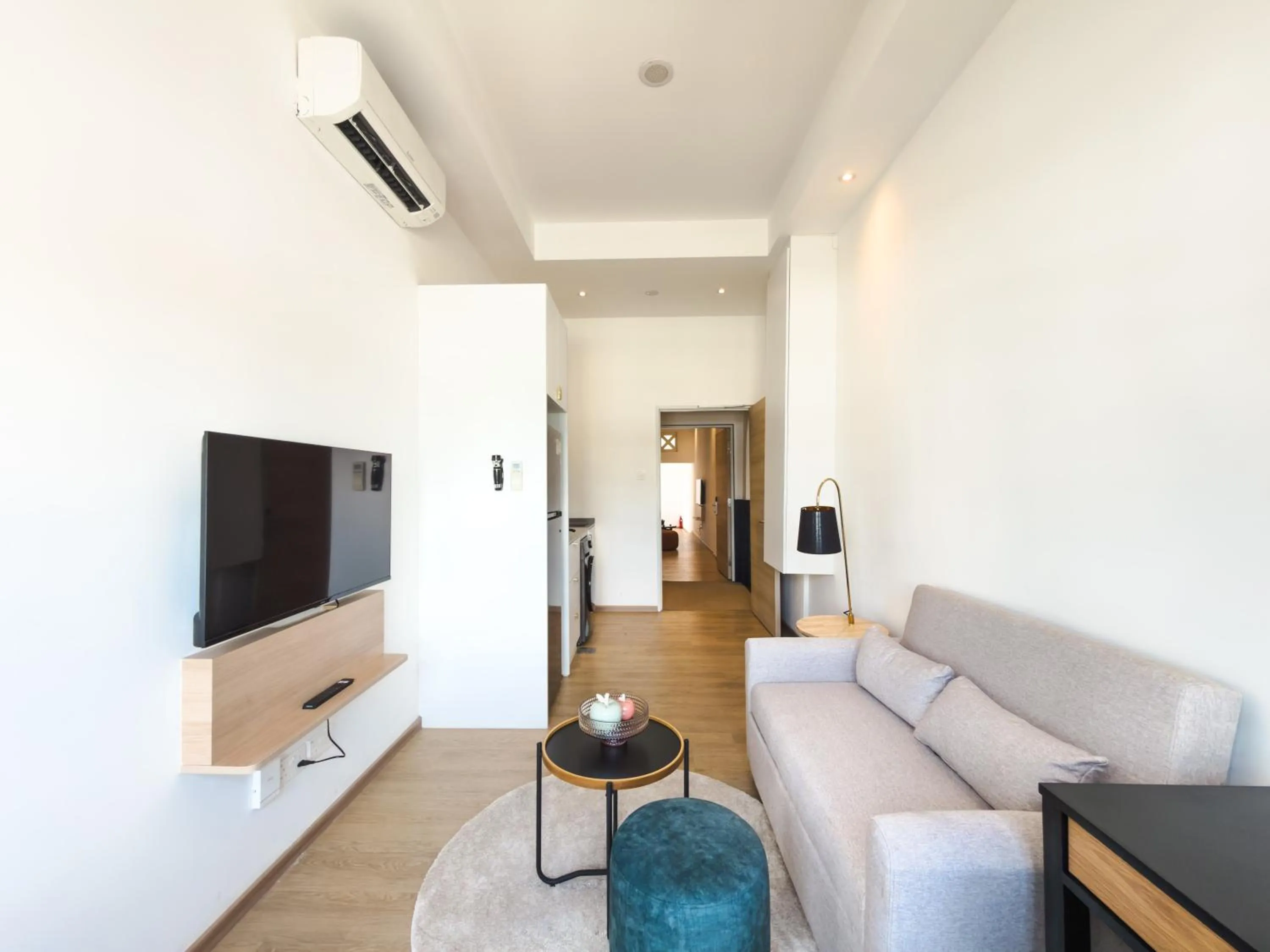 TV and multimedia in The White House - Serviced Residences by Cove & Belle Living