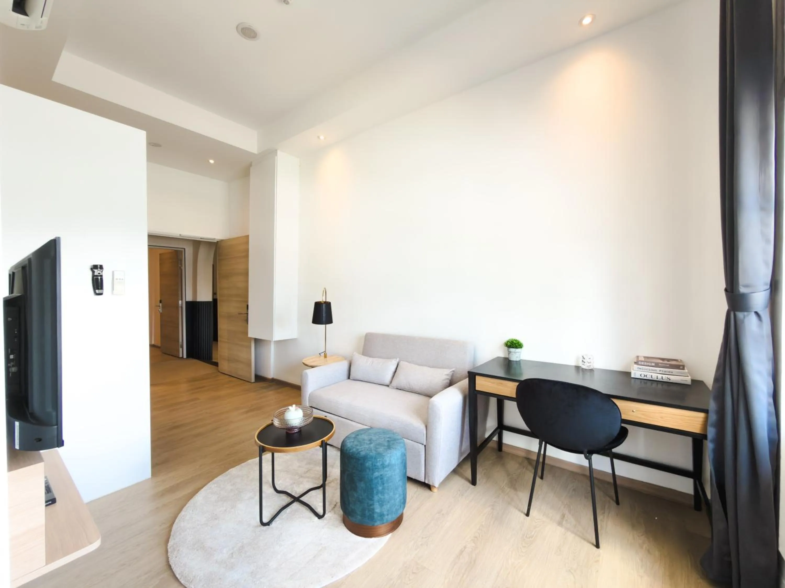 TV and multimedia in The White House - Serviced Residences by Cove & Belle Living