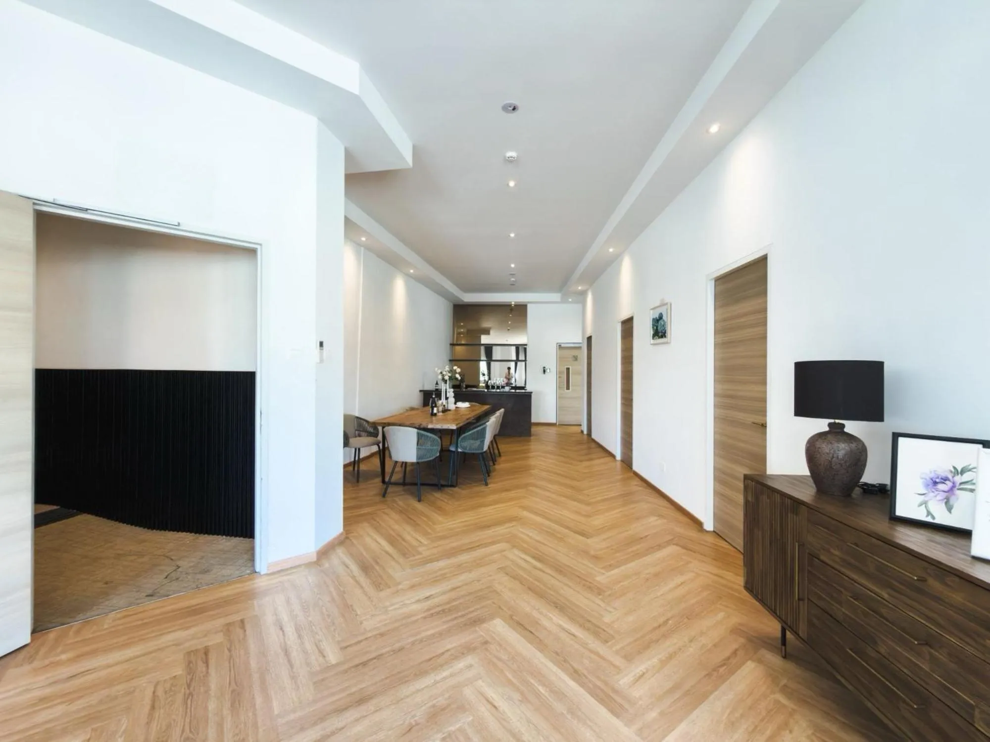 TV and multimedia in The White House - Serviced Residences by Cove & Belle Living