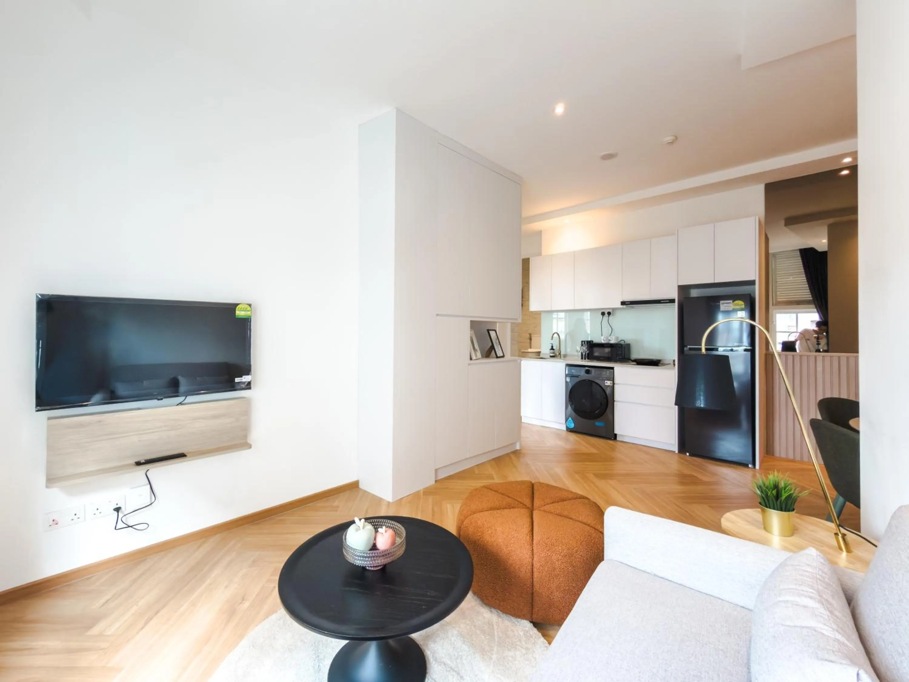 TV and multimedia in The White House - Serviced Residences by Cove & Belle Living