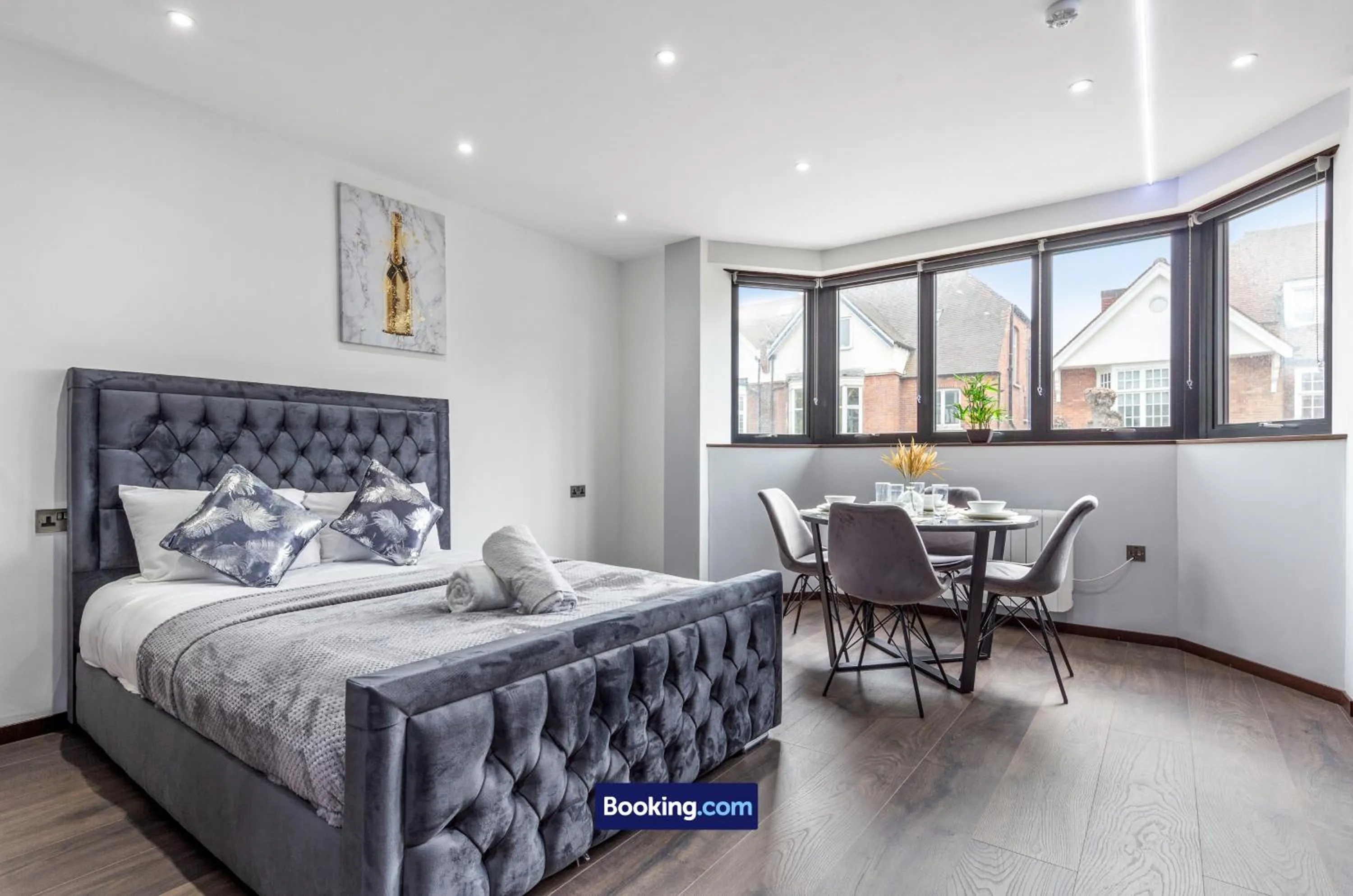 Bed in Stylish Studio Apt By Stay Smart Short Lets & Serviced Accommodation Woodstock With Free WiFi