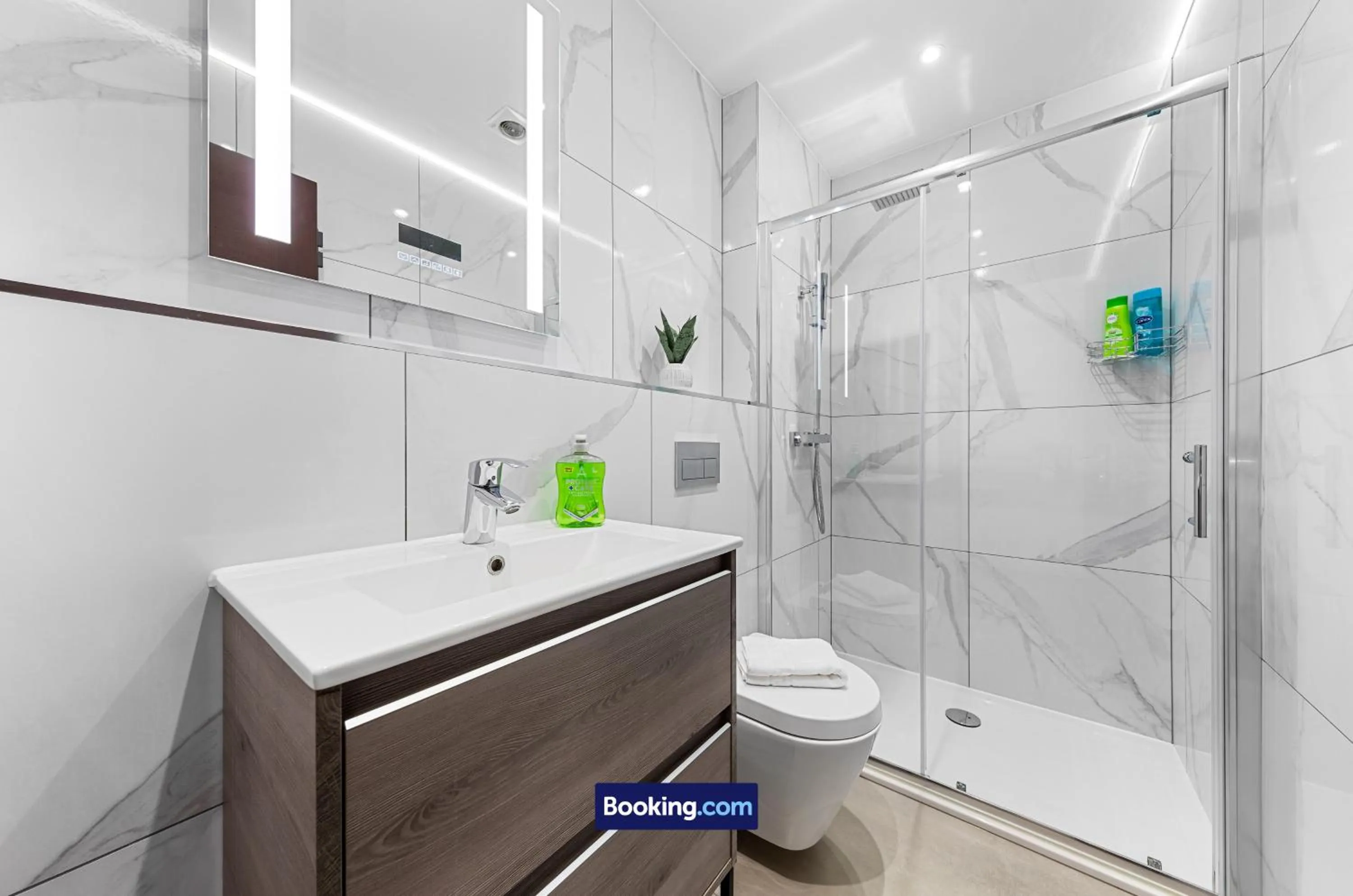 Bathroom in Stylish Studio Apt By Stay Smart Short Lets & Serviced Accommodation Woodstock With Free WiFi