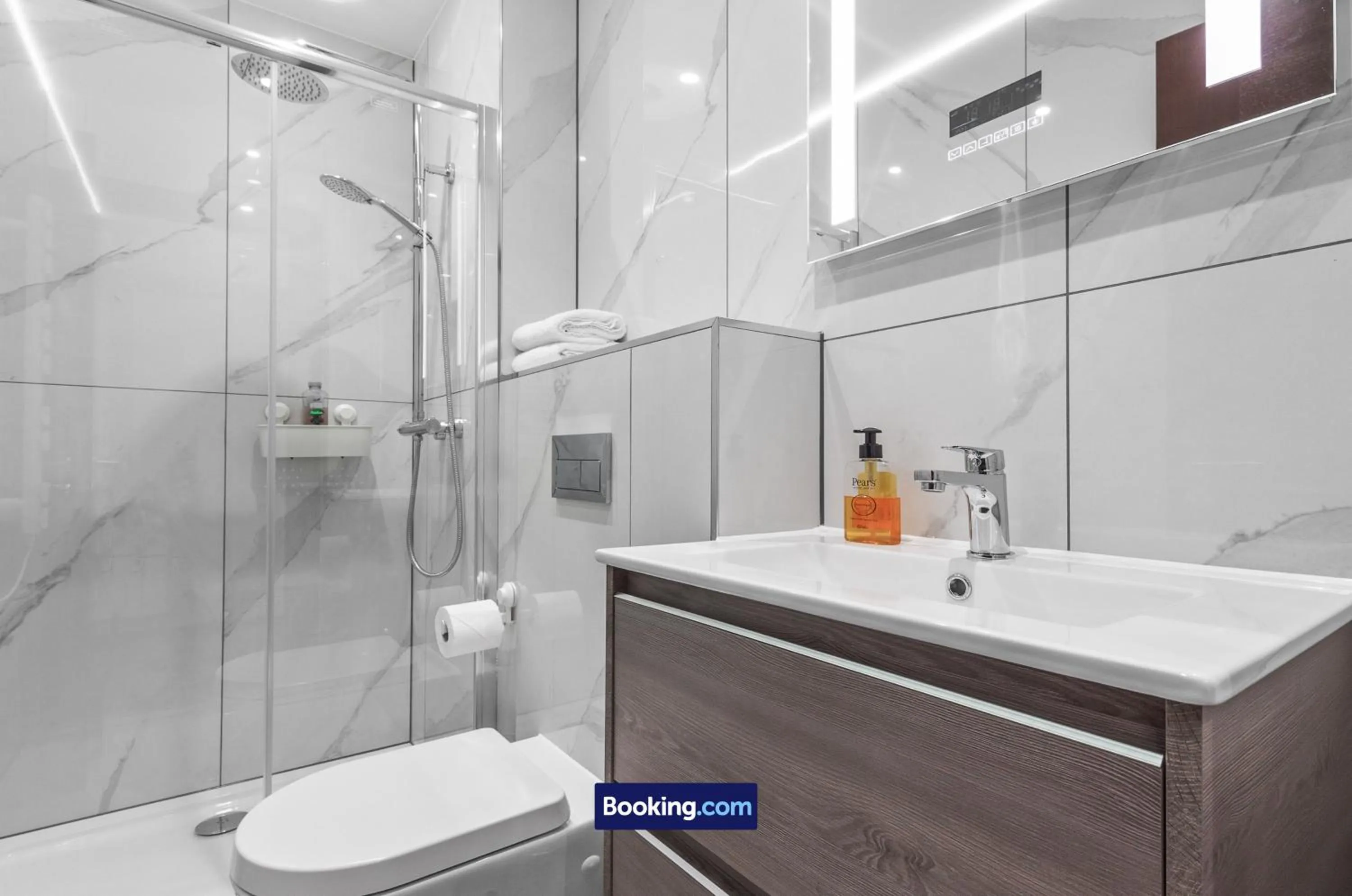 Bathroom in Stylish Studio Apt By Stay Smart Short Lets & Serviced Accommodation Woodstock With Free WiFi