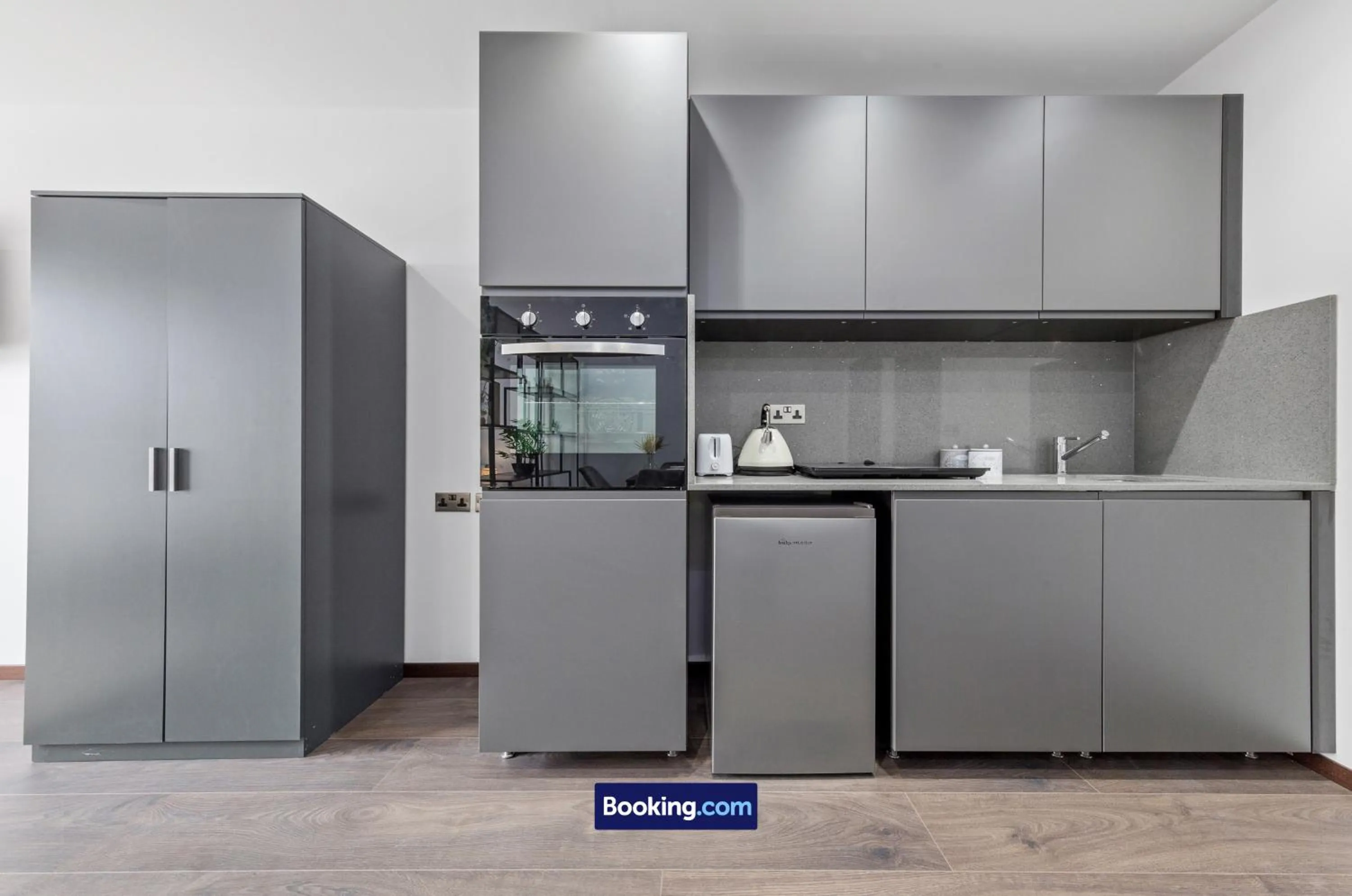 Kitchen or kitchenette in Stylish Studio Apt By Stay Smart Short Lets & Serviced Accommodation Woodstock With Free WiFi