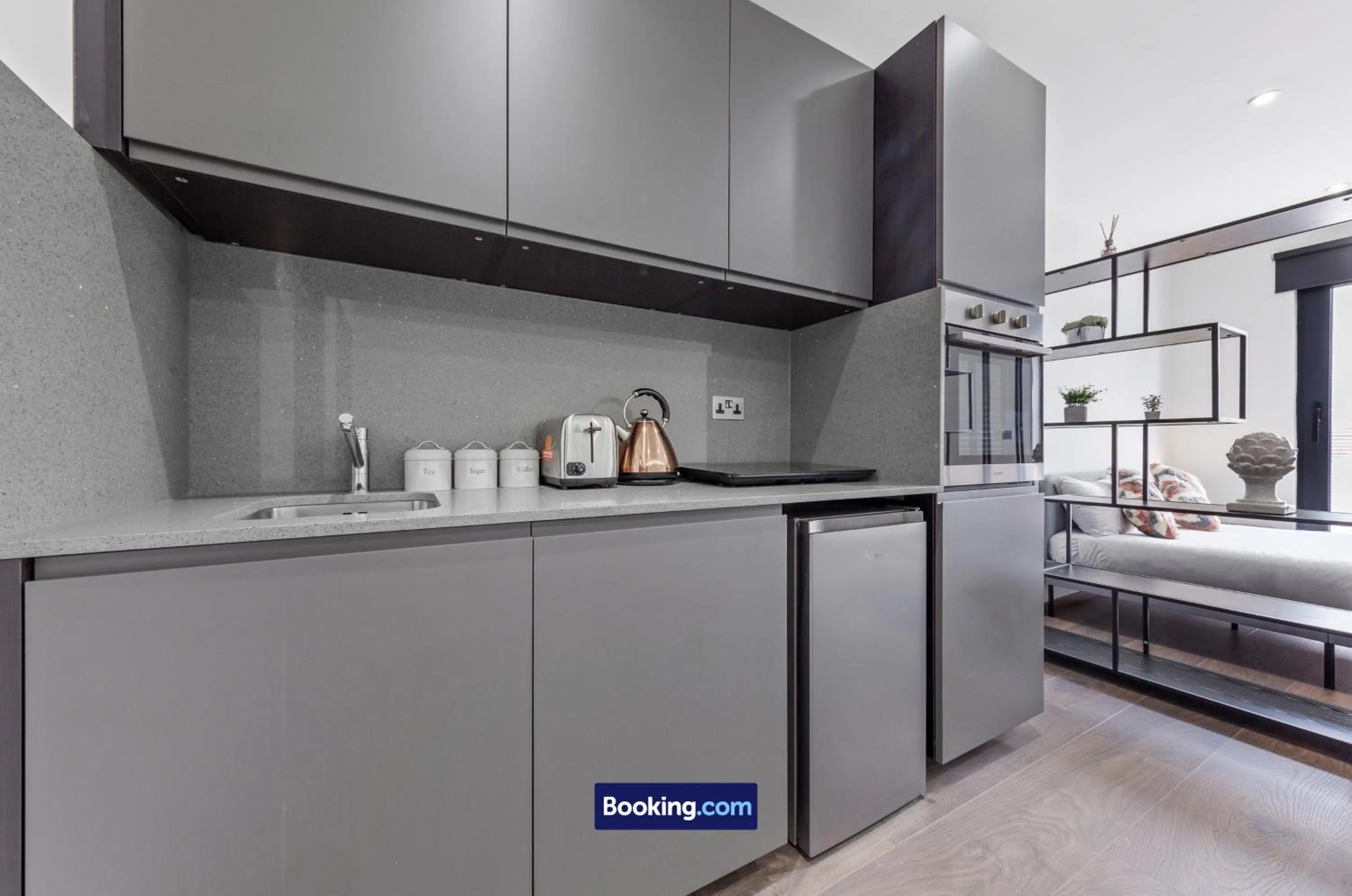 Bed in Stylish Studio Apt By Stay Smart Short Lets & Serviced Accommodation Woodstock With Free WiFi