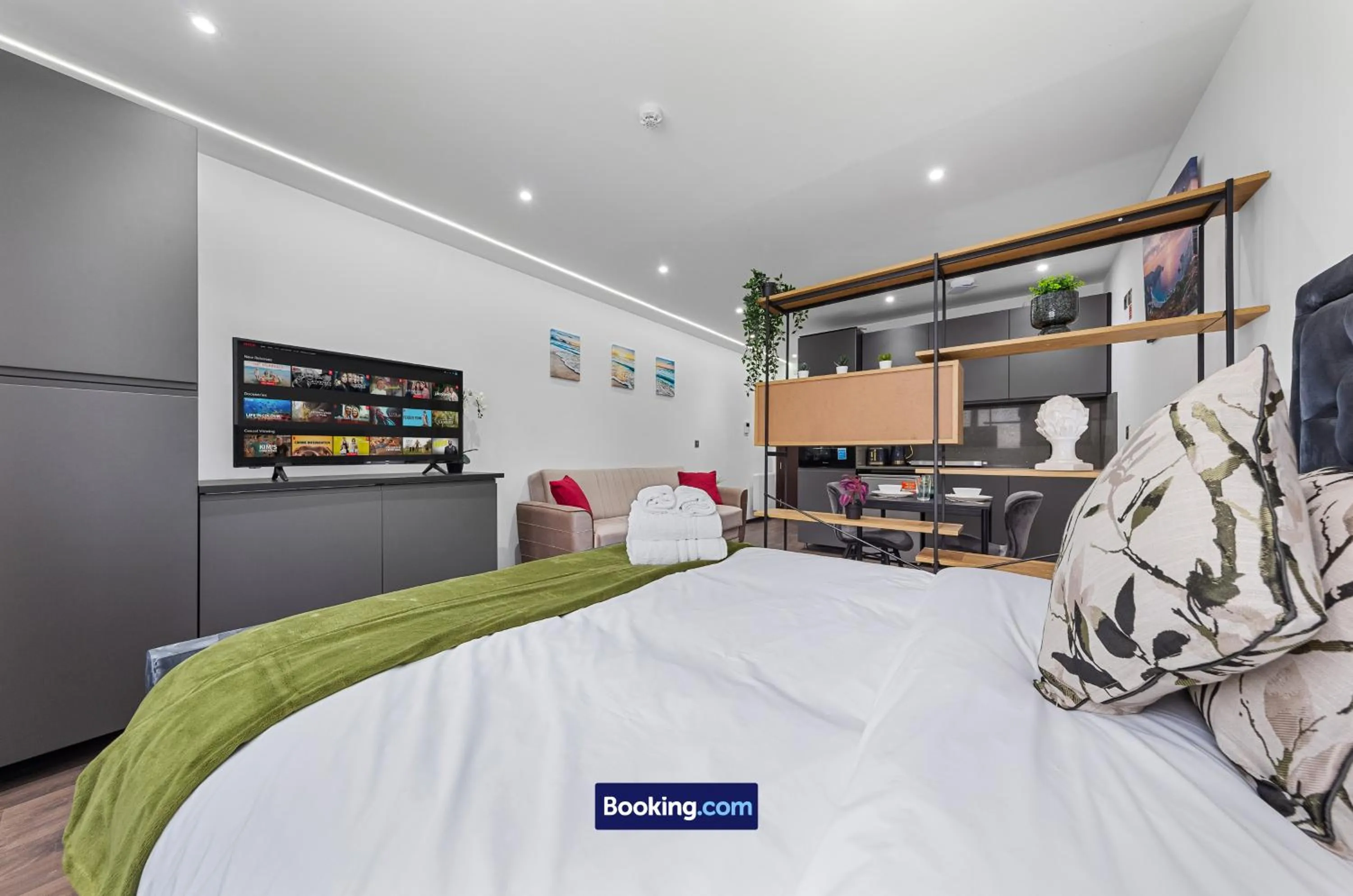 Bed in Stylish Studio Apt By Stay Smart Short Lets & Serviced Accommodation Woodstock With Free WiFi