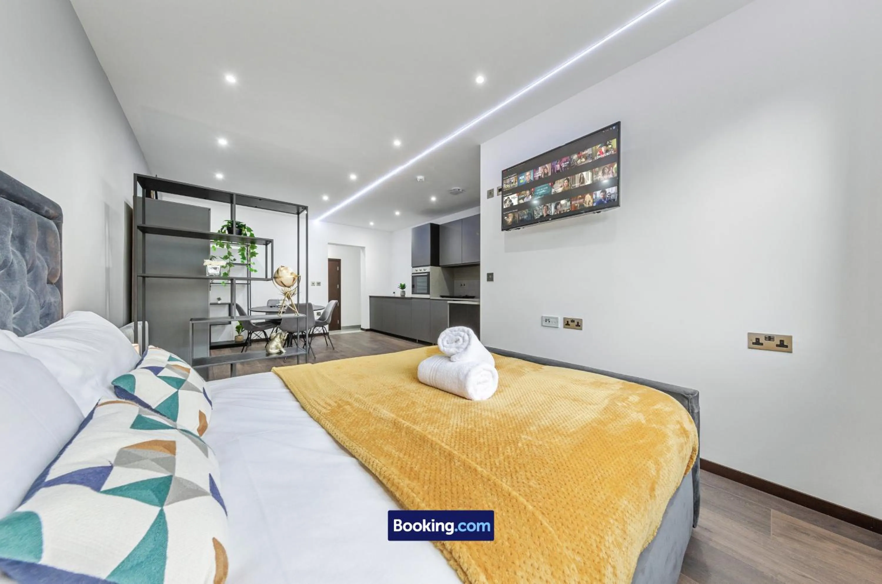 Bed in Stylish Studio Apt By Stay Smart Short Lets & Serviced Accommodation Woodstock With Free WiFi