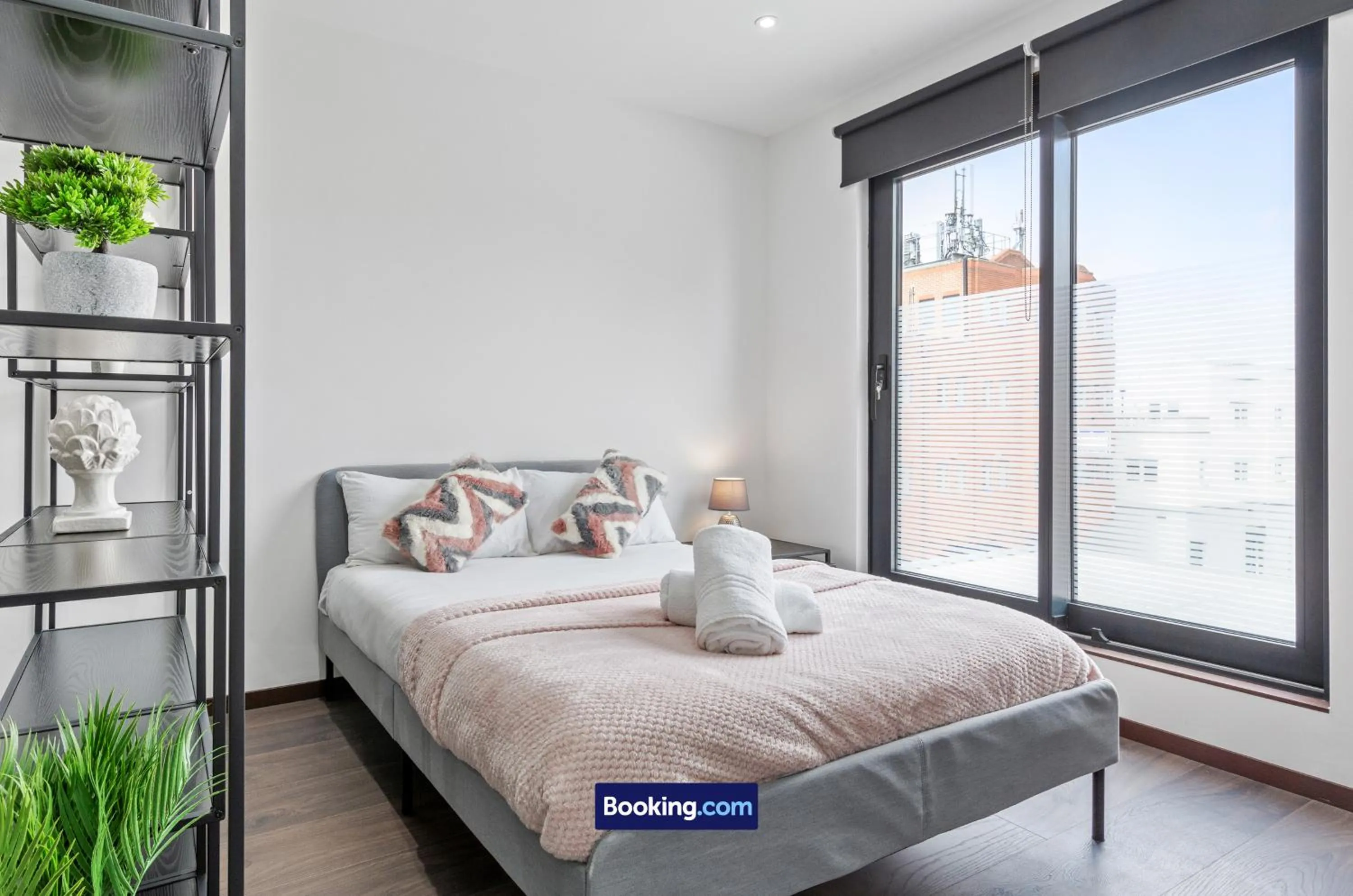 Bed in Stylish Studio Apt By Stay Smart Short Lets & Serviced Accommodation Woodstock With Free WiFi