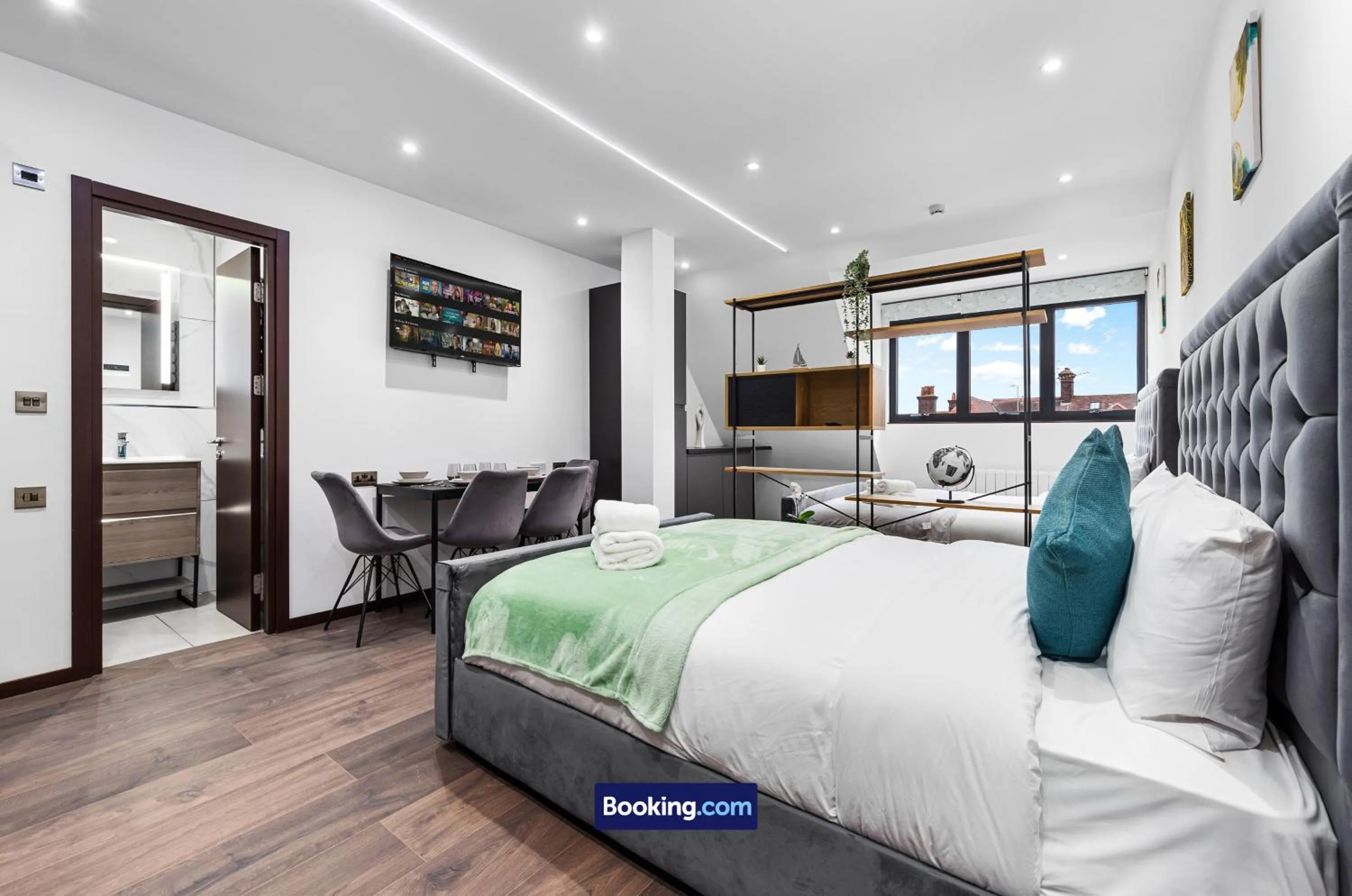 Bed in Stylish Studio Apt By Stay Smart Short Lets & Serviced Accommodation Woodstock With Free WiFi