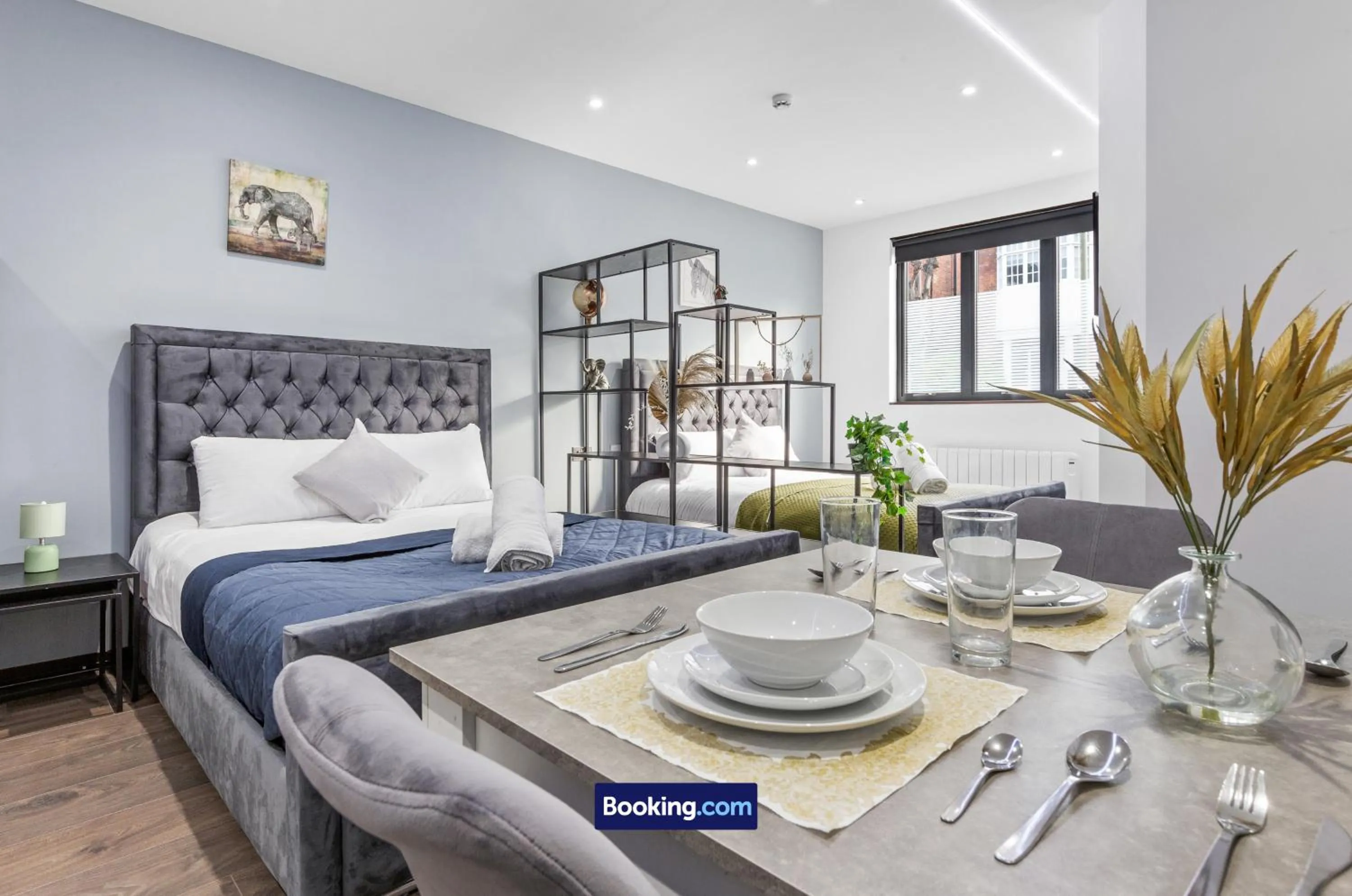 Bed in Stylish Studio Apt By Stay Smart Short Lets & Serviced Accommodation Woodstock With Free WiFi