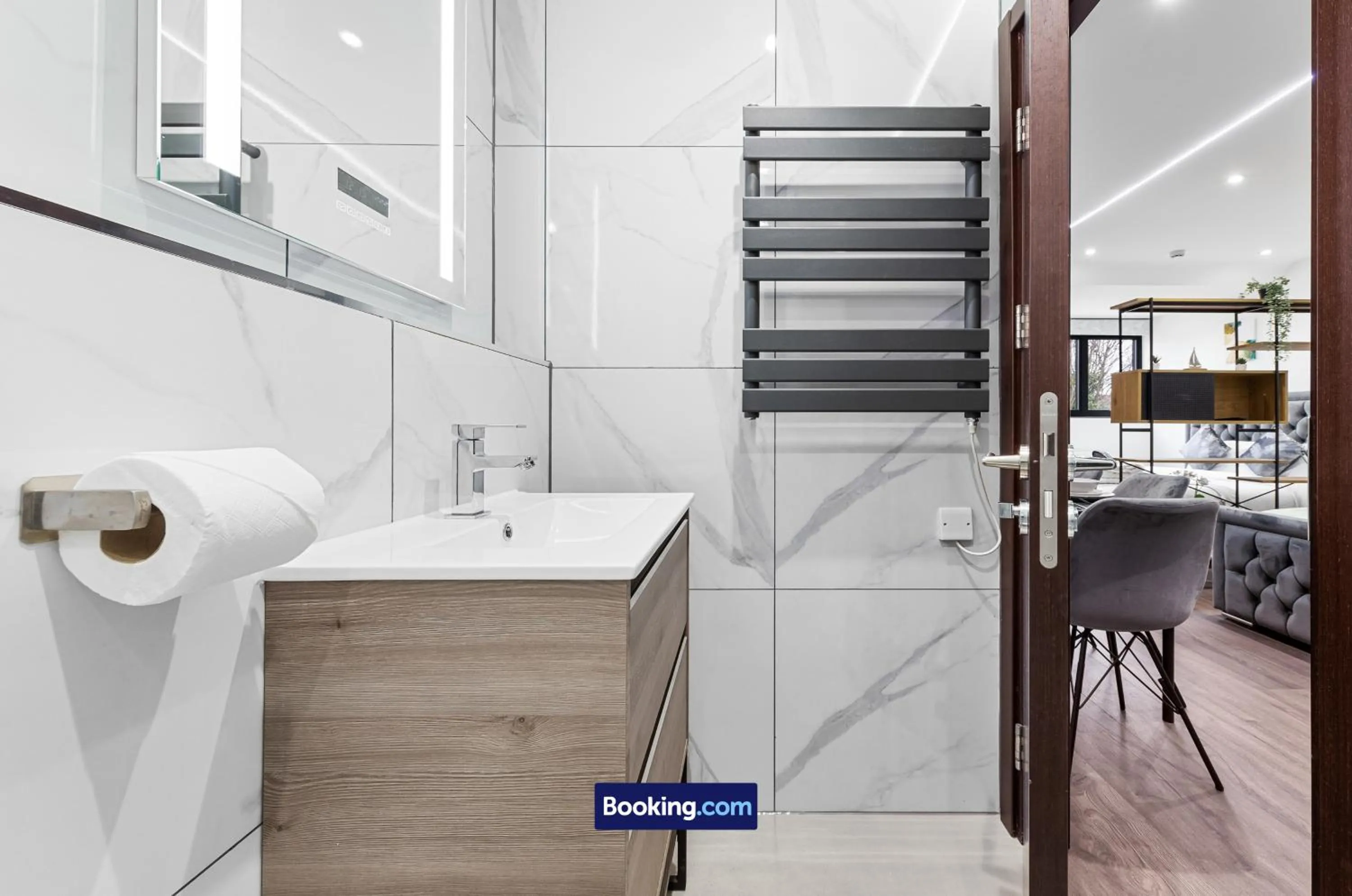 Bathroom in Stylish Studio Apt By Stay Smart Short Lets & Serviced Accommodation Woodstock With Free WiFi