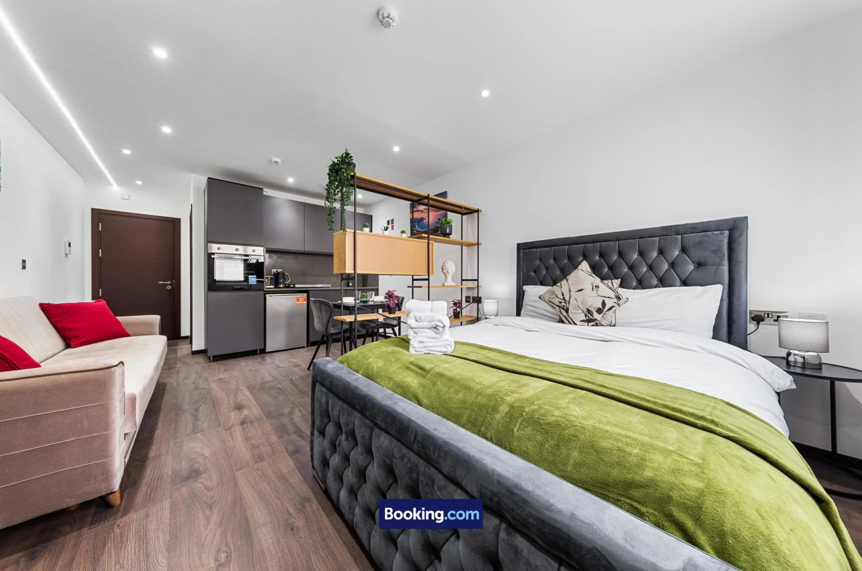 Bed in Stylish Studio Apt By Stay Smart Short Lets & Serviced Accommodation Woodstock With Free WiFi