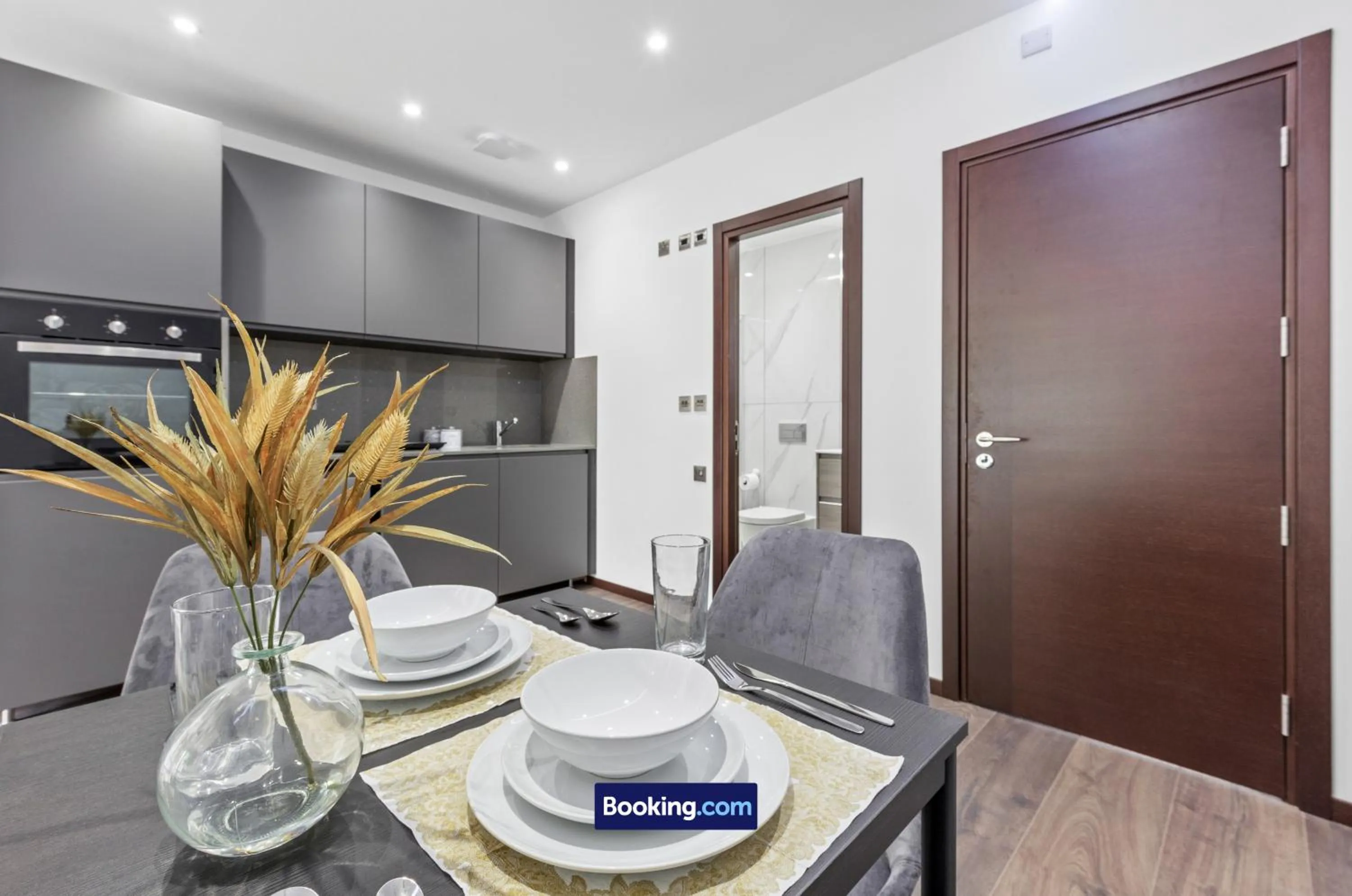 Kitchen or kitchenette in Stylish Studio Apt By Stay Smart Short Lets & Serviced Accommodation Woodstock With Free WiFi