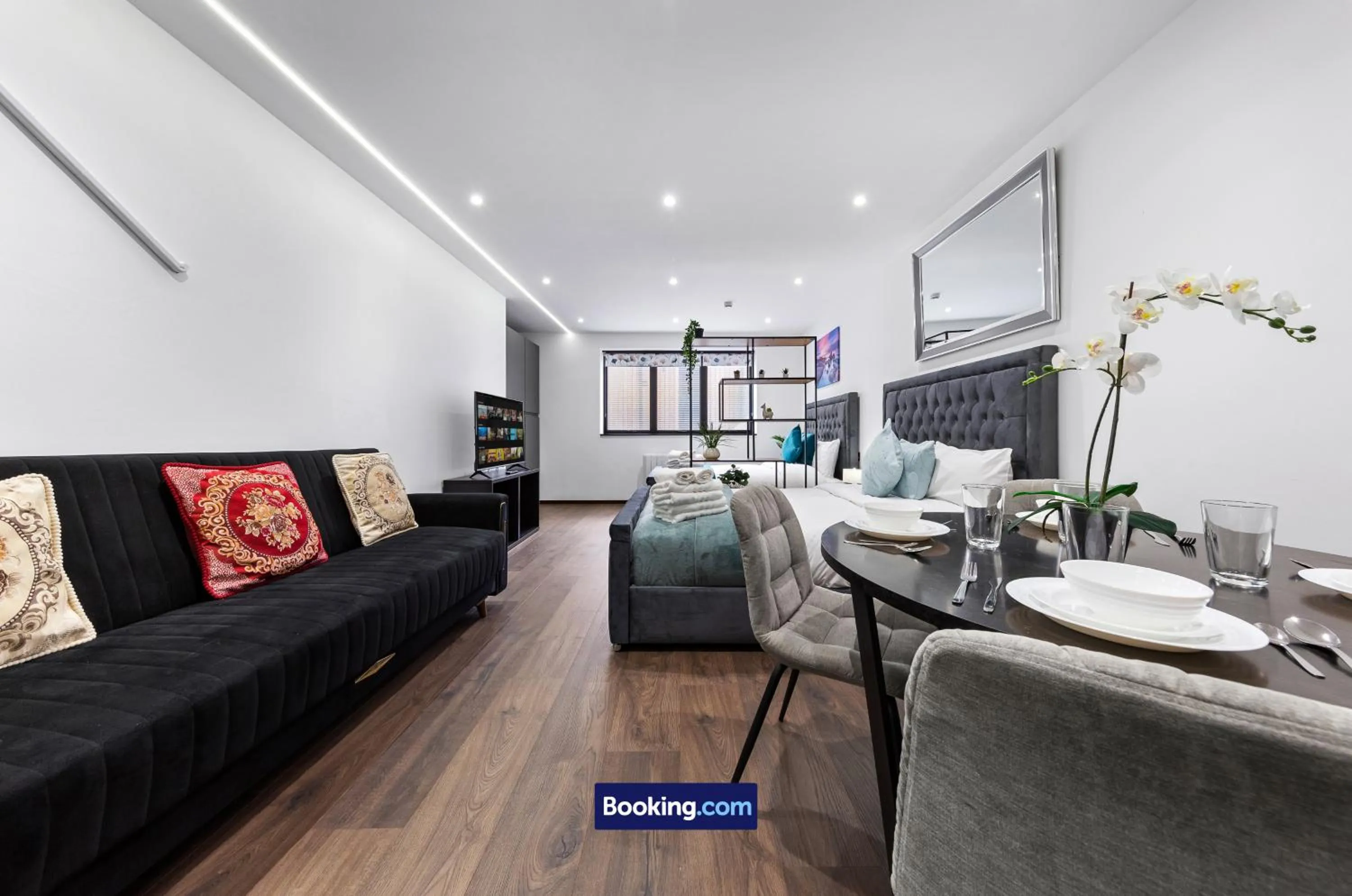 Living room in Stylish Studio Apt By Stay Smart Short Lets & Serviced Accommodation Woodstock With Free WiFi