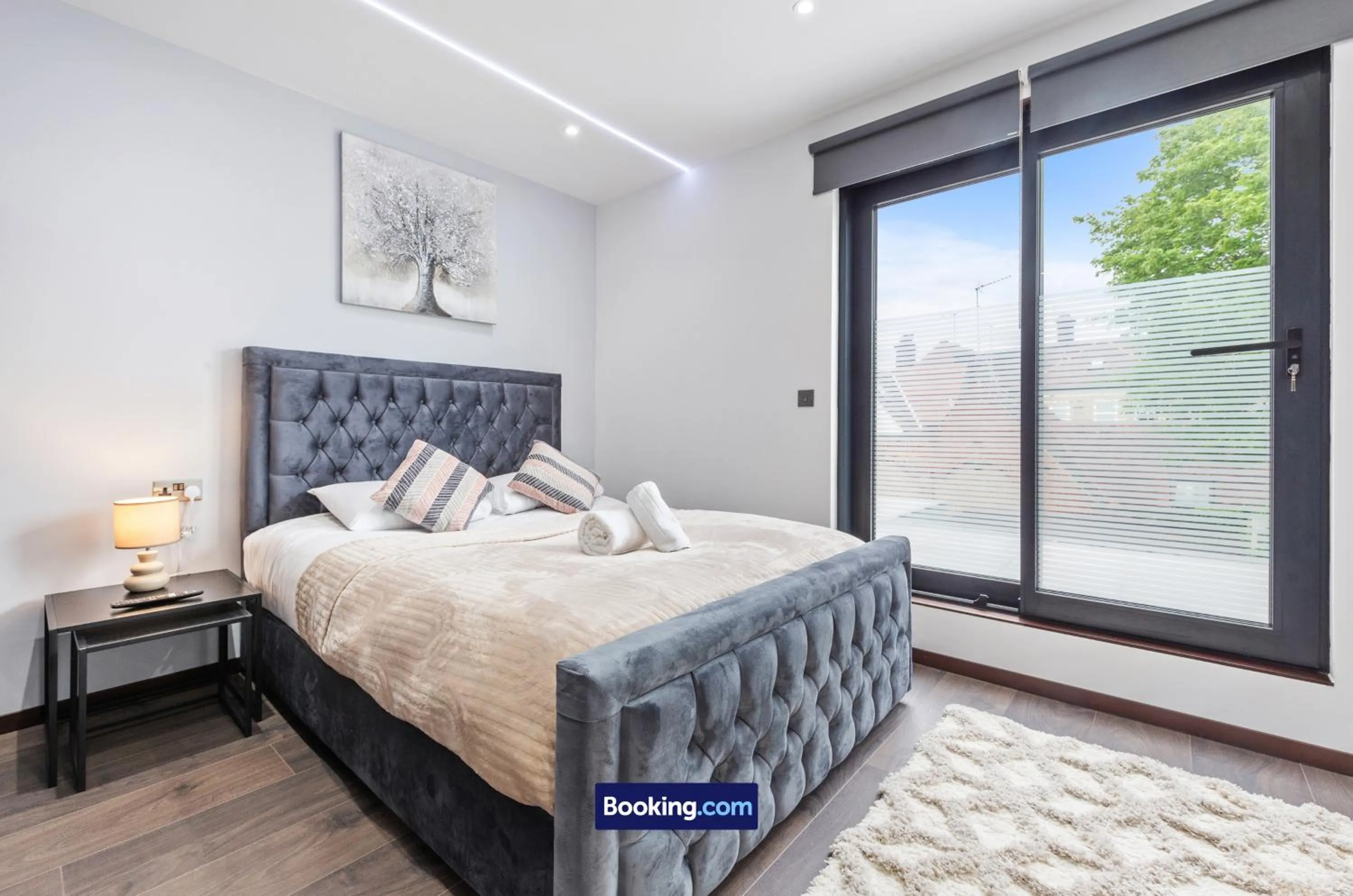 Bed in Stylish Studio Apt By Stay Smart Short Lets & Serviced Accommodation Woodstock With Free WiFi